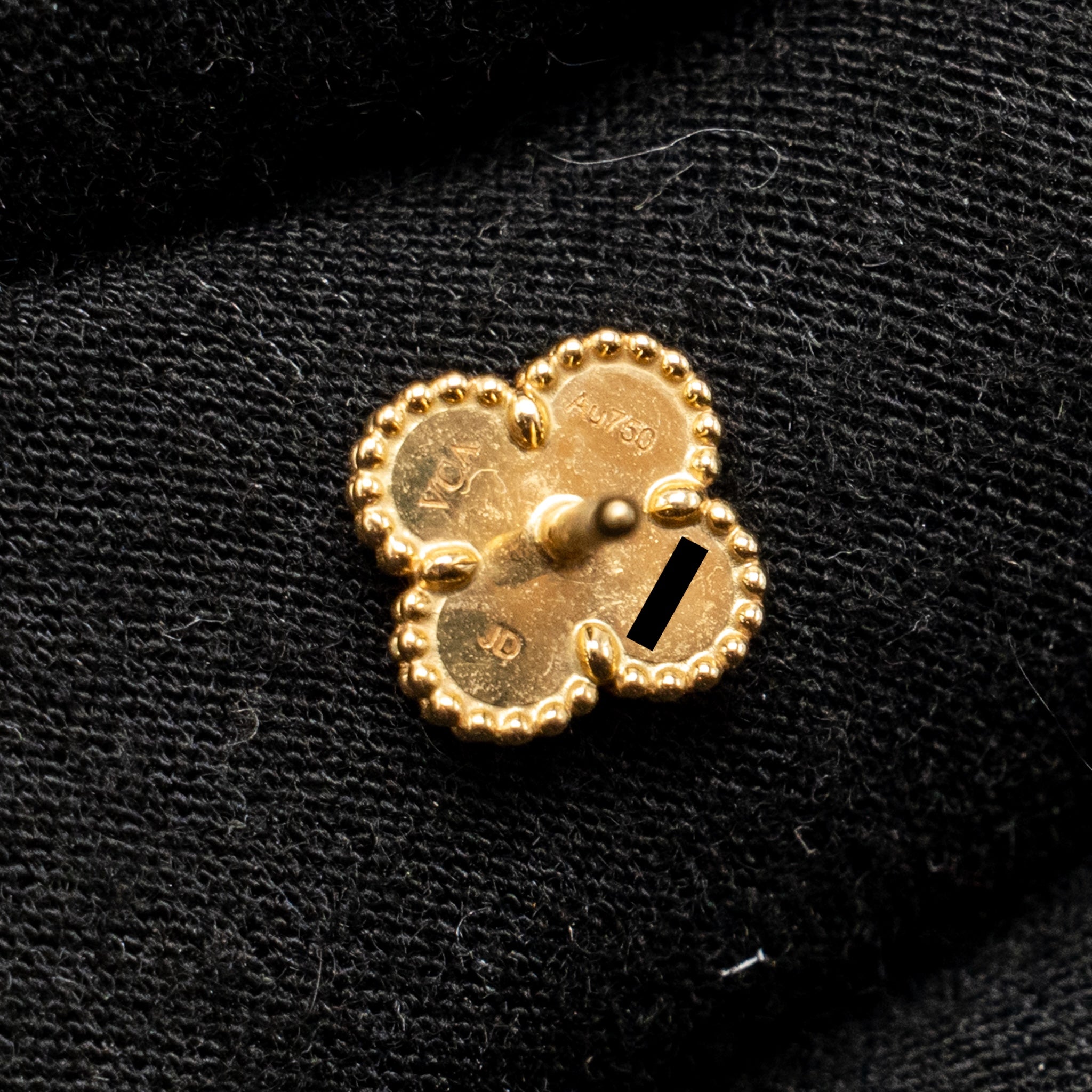 VAN CLEEF & ARPELS SWEET ALHAMBRA EARSTUDS EARRINGS, YELLOW GOLD / ONYX