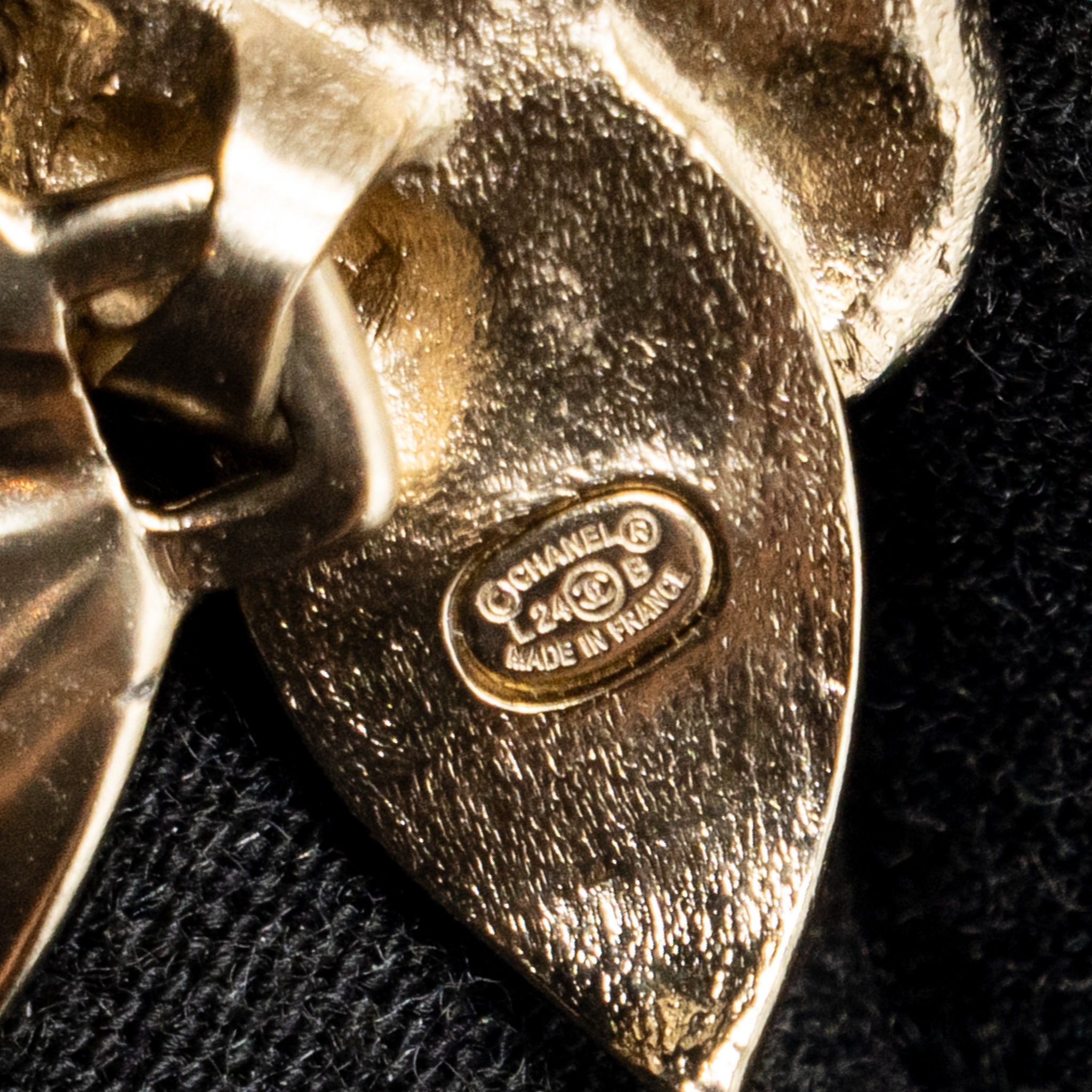 CHANEL LEAVES DROP CC CAMELLIA EARRINGS CRYSTAL LIGHT GOLD TONE