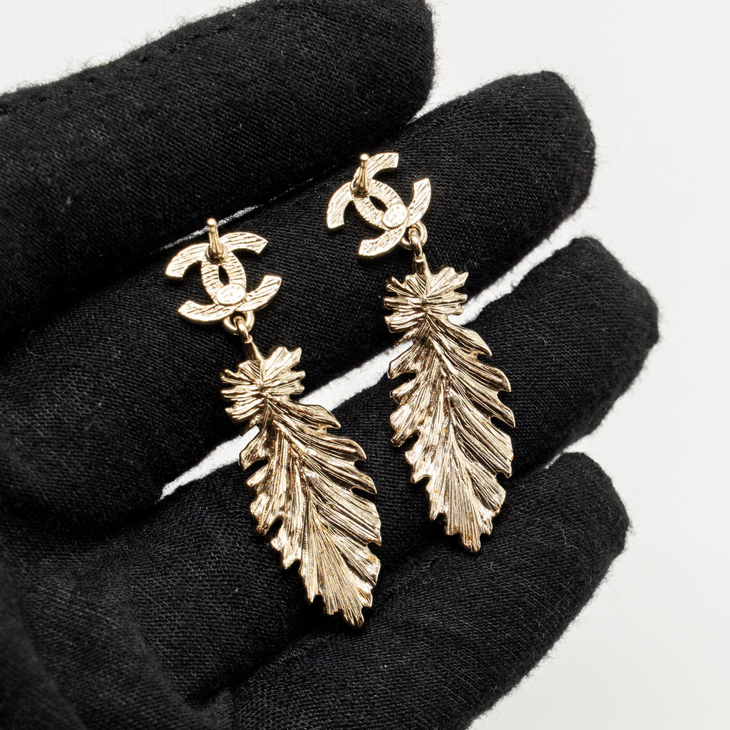 CHANEL CC FEATHER BROOCH AND EARRINGS CRYSTAL GOLD TONE (SELL IN SET)