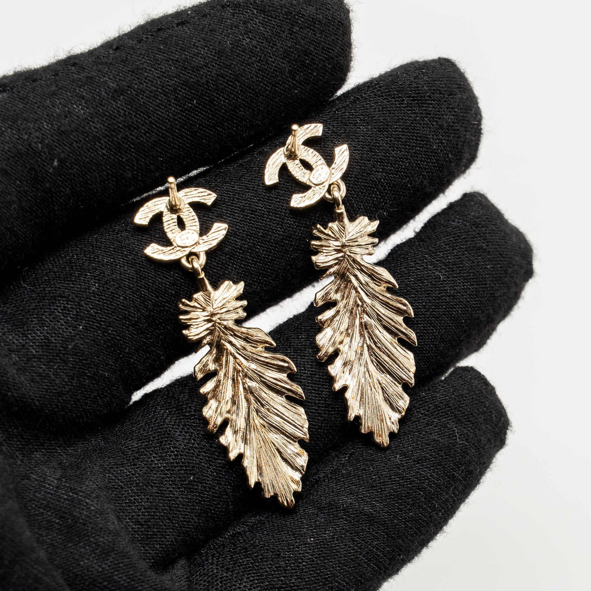 CHANEL CC FEATHER BROOCH AND EARRINGS CRYSTAL GOLD TONE (SELL IN SET)