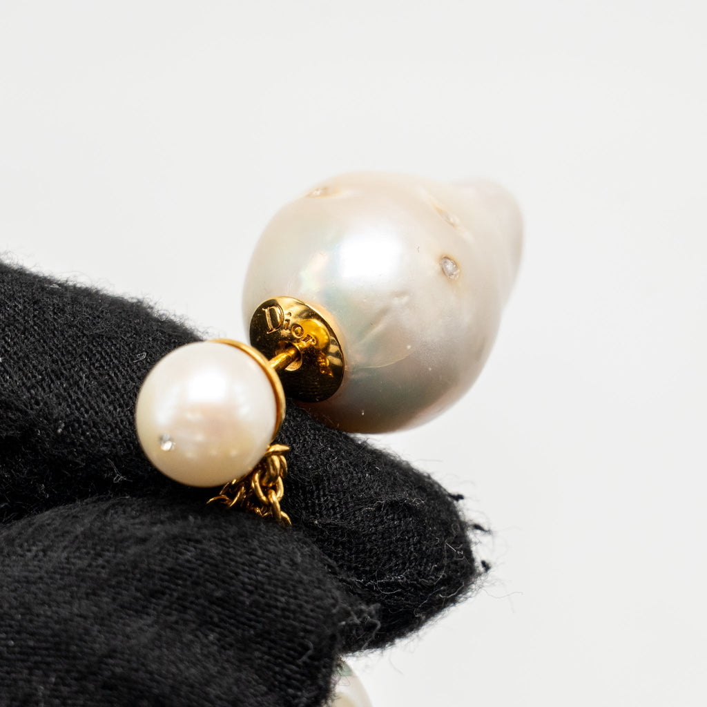 DIOR UNICORN AND FLOWERS DROP PEARL SINGLE EARRING GOLD TONE