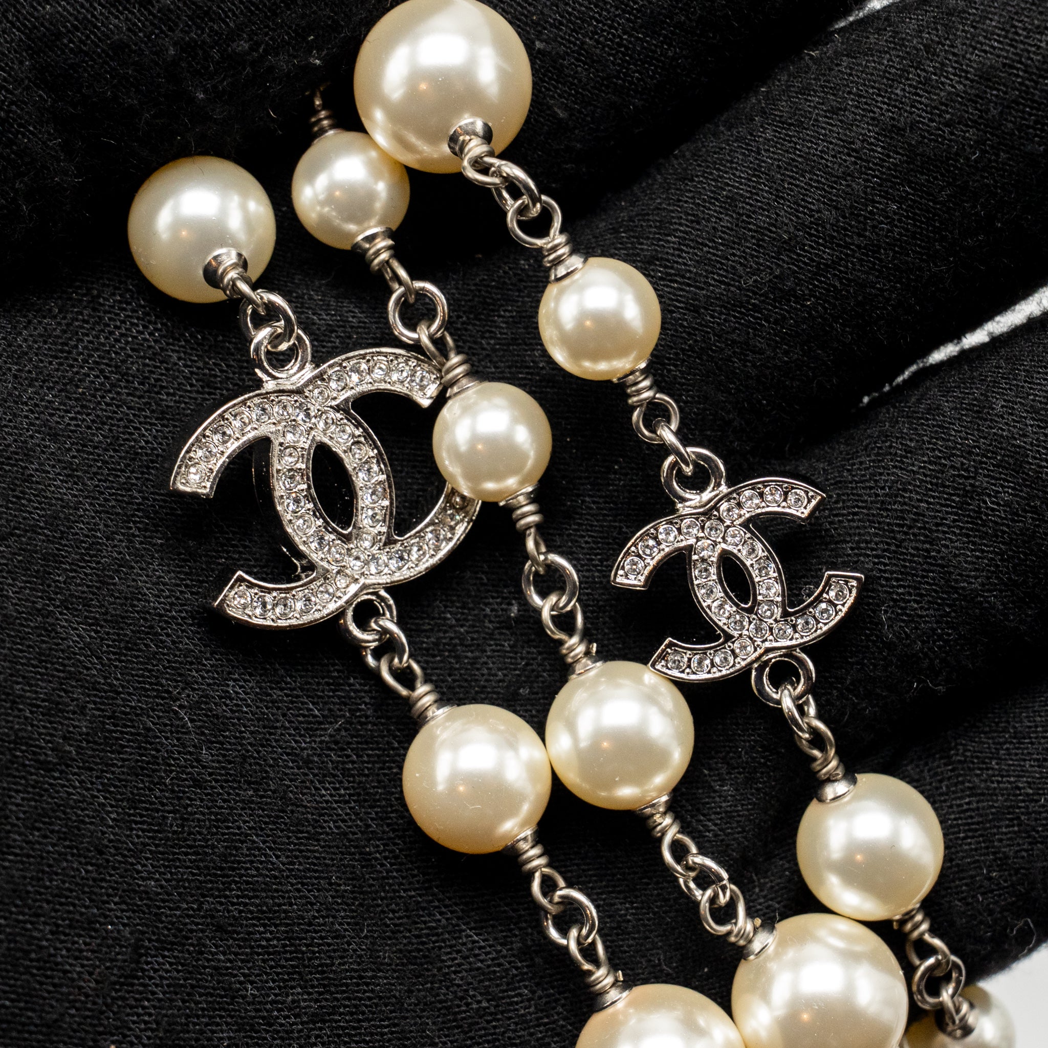 CHANEL PEARL AND CC WITH CRYSTAL LONG NECKLACE SILVER TONE