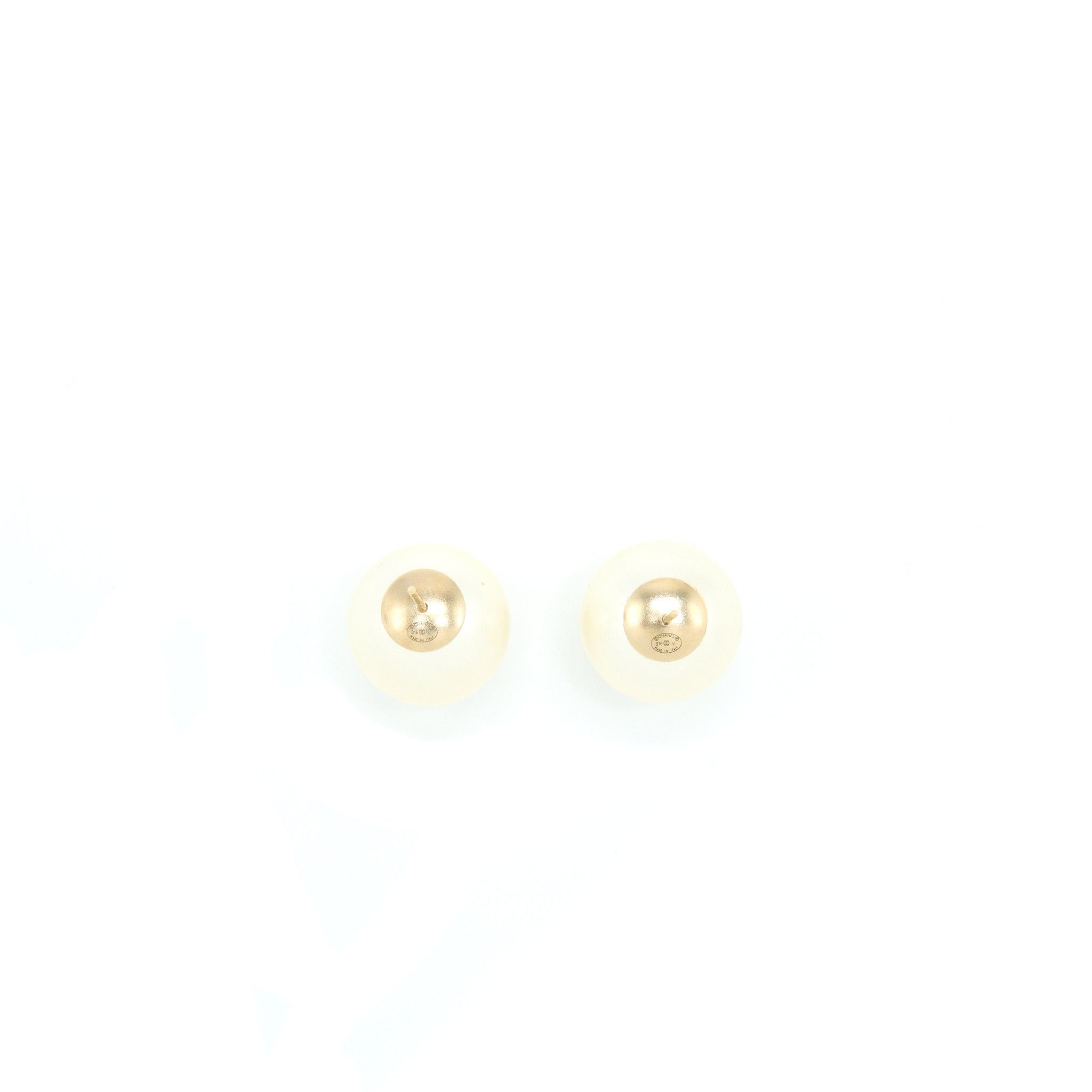 CHANEL GIANT PEARL WITH CC LOGO EARRING LGHW