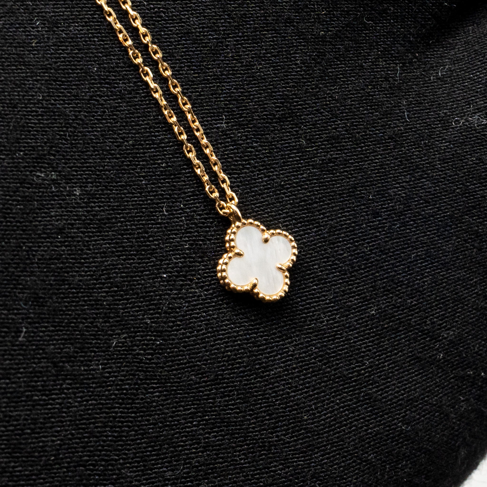VAN CLEEF & ARPELS SWEET ALHAMBRA PENDANT WHITE MOTHER OF PEARL YELLOW GOLD