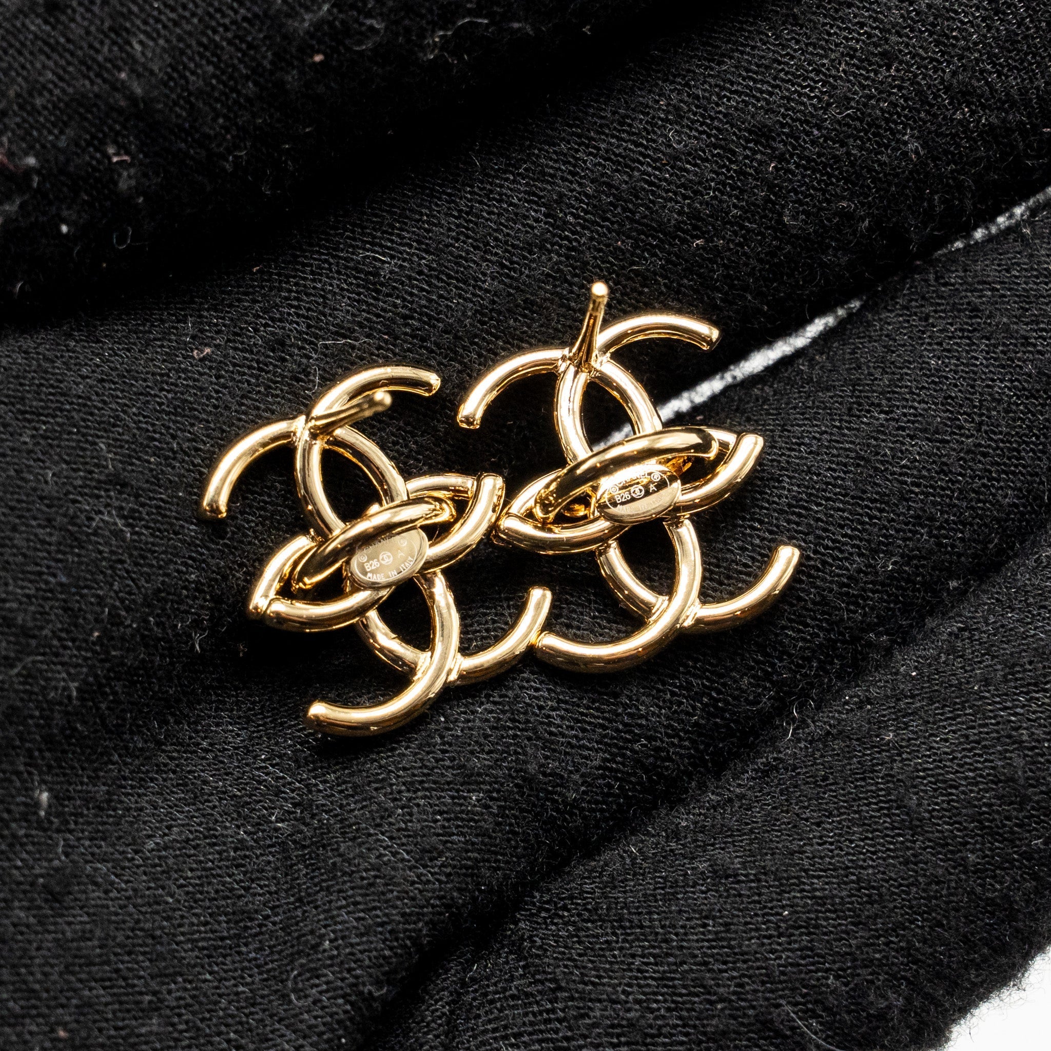 CHANEL 26A INTERLOCKING CC STUD EARRINGS GHW