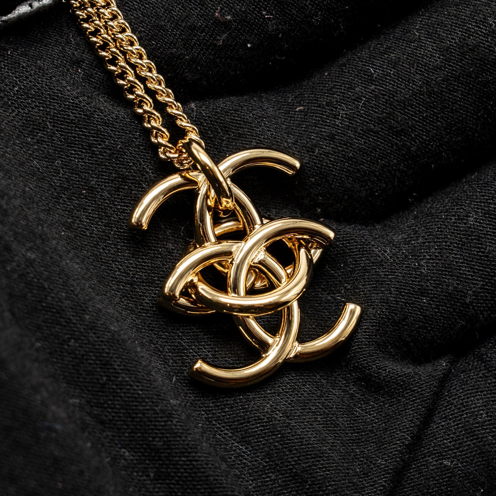 CHANEL 26A INTERLOCKING CC PENDANT NECKLACE GHW