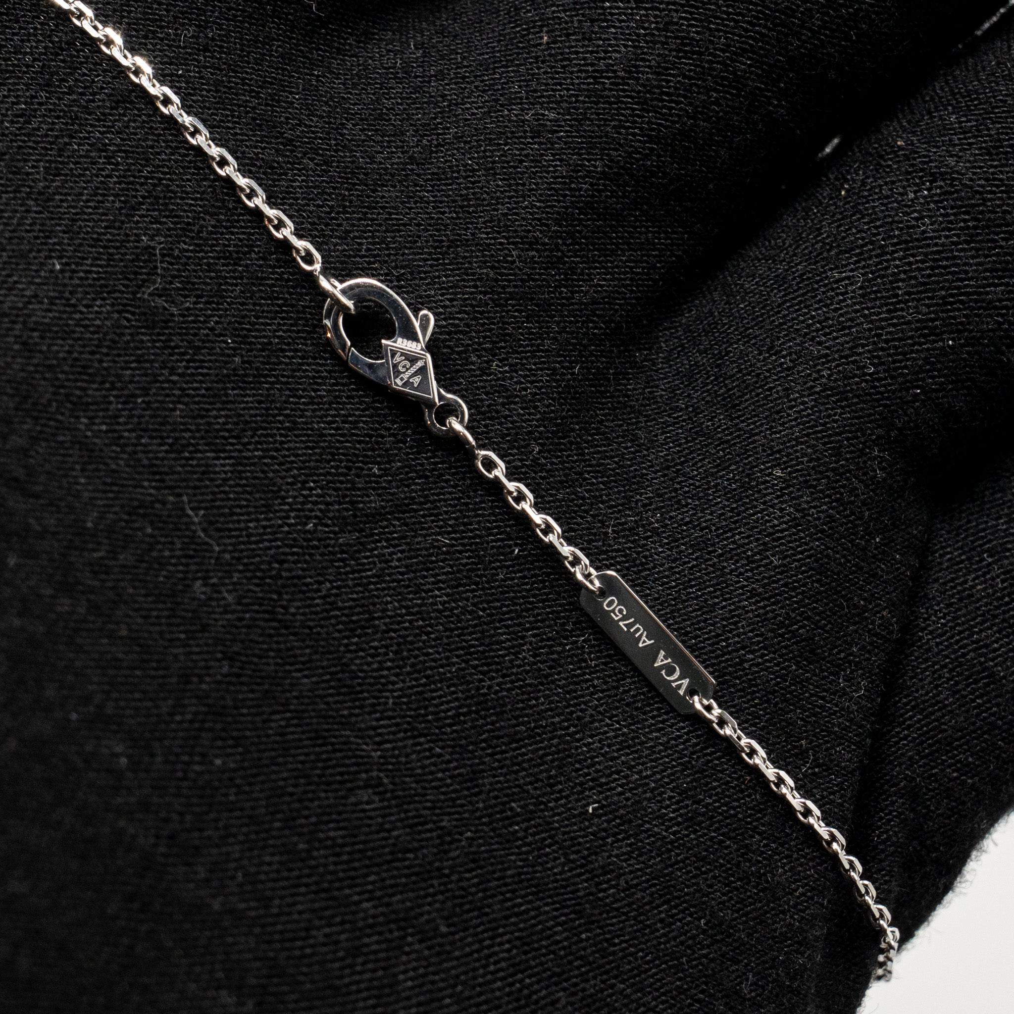 VAN CLEEF & ARPELS VINTAGE ALHAMBRA PENDANT GUILLOCHE WHITE GOLD