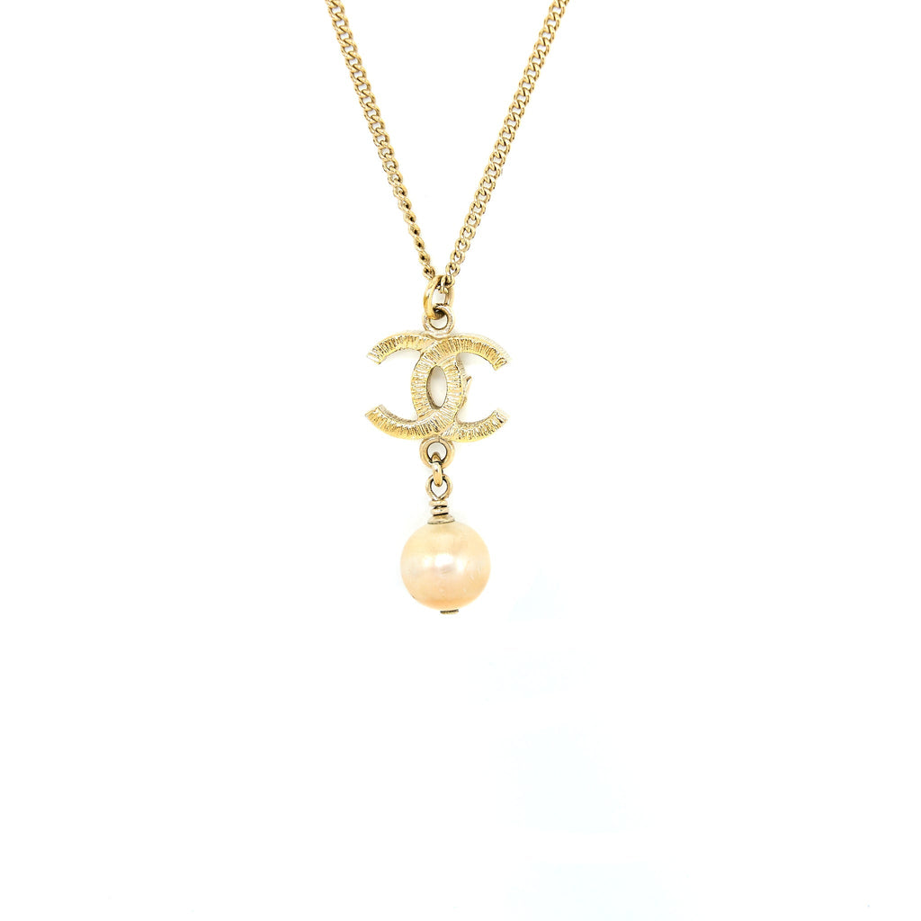 CHANEL CC LOGO NECKLACE WITH PEARL LIGHT GOLD TONE
