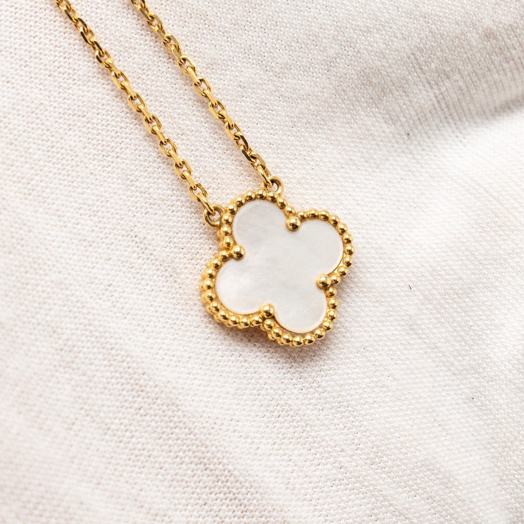 VAN CLEEF & ARPELS VINTAGE ALHAMBRA PENDANT YELLOW GOLD WHITE MOTHER OF PEARL