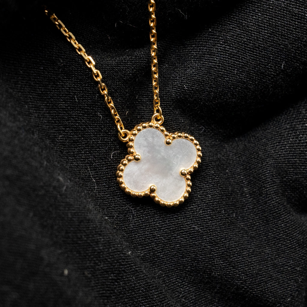 VAN CLEEF & ARPELS VINTAGE ALHAMBRA PENDANT WHITE MOTHER OF PEARL YELLOW GOLD