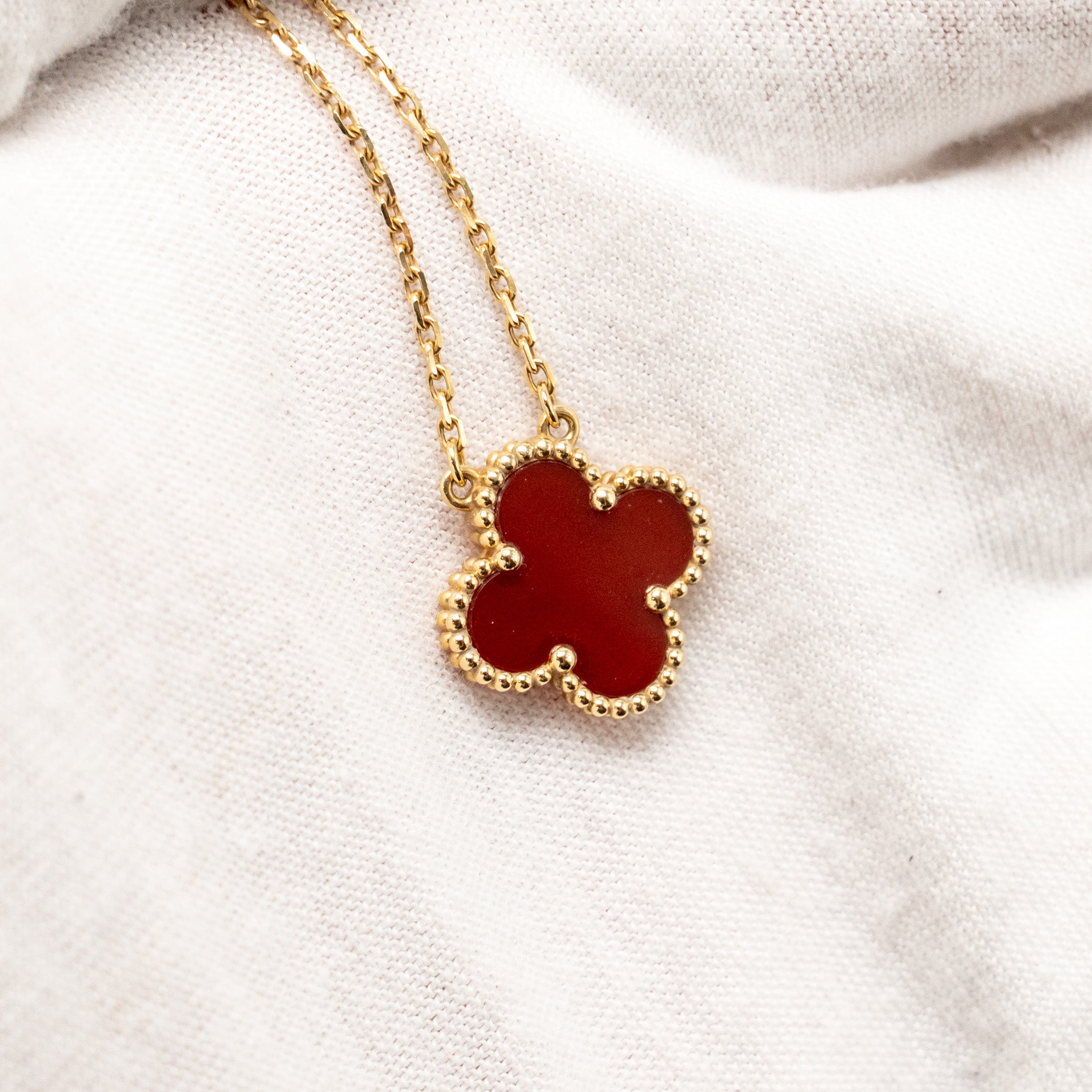VAN CLEEF & ARPELS VINTAGE ALHAMBRA PENDANT CARNELIAN YELLOW GOLD