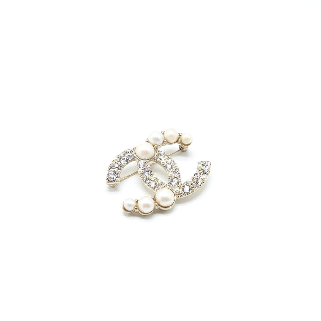 CHANEL CC LOGO BROOCH CRYSTAL/PEARL LIGHT GOLD TONE