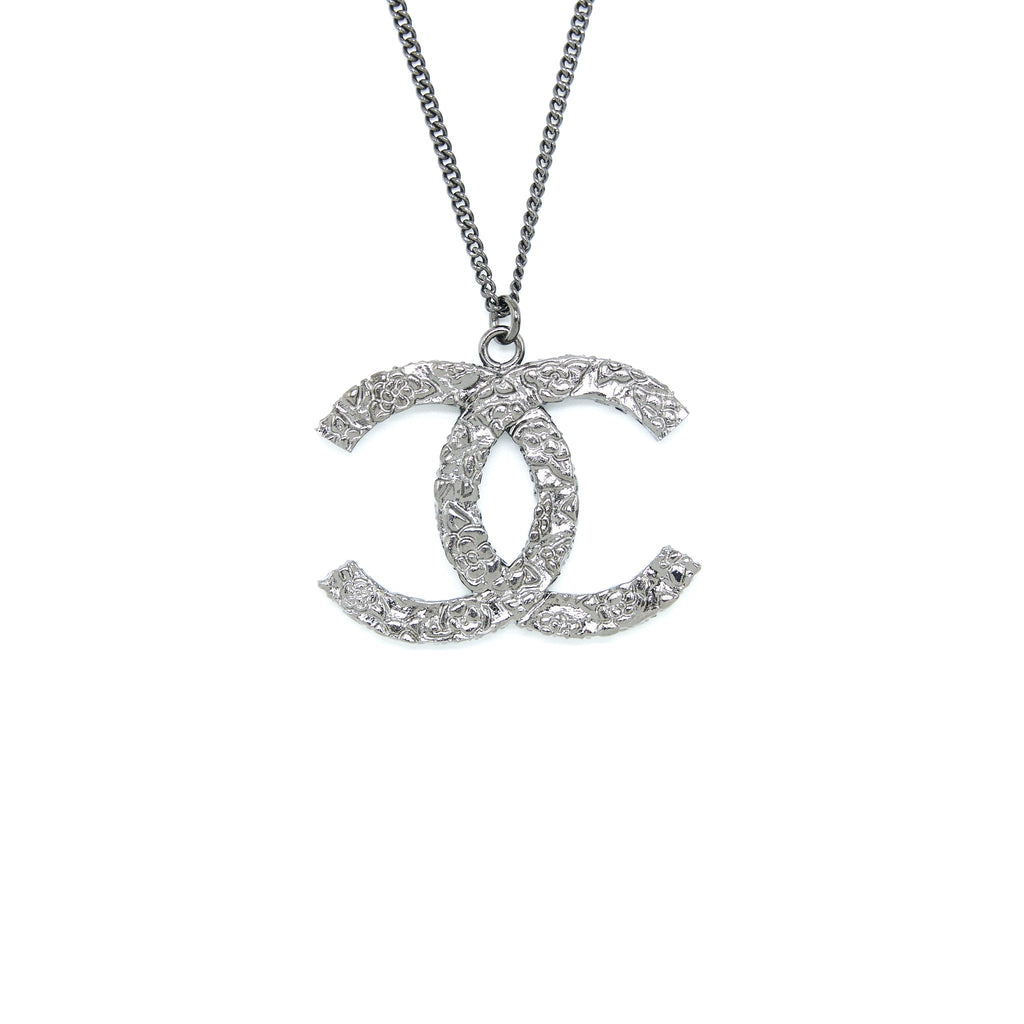 CHANEL DETAILED CC LOGO NECKLACE CRYSTAL DARK GREY TONE