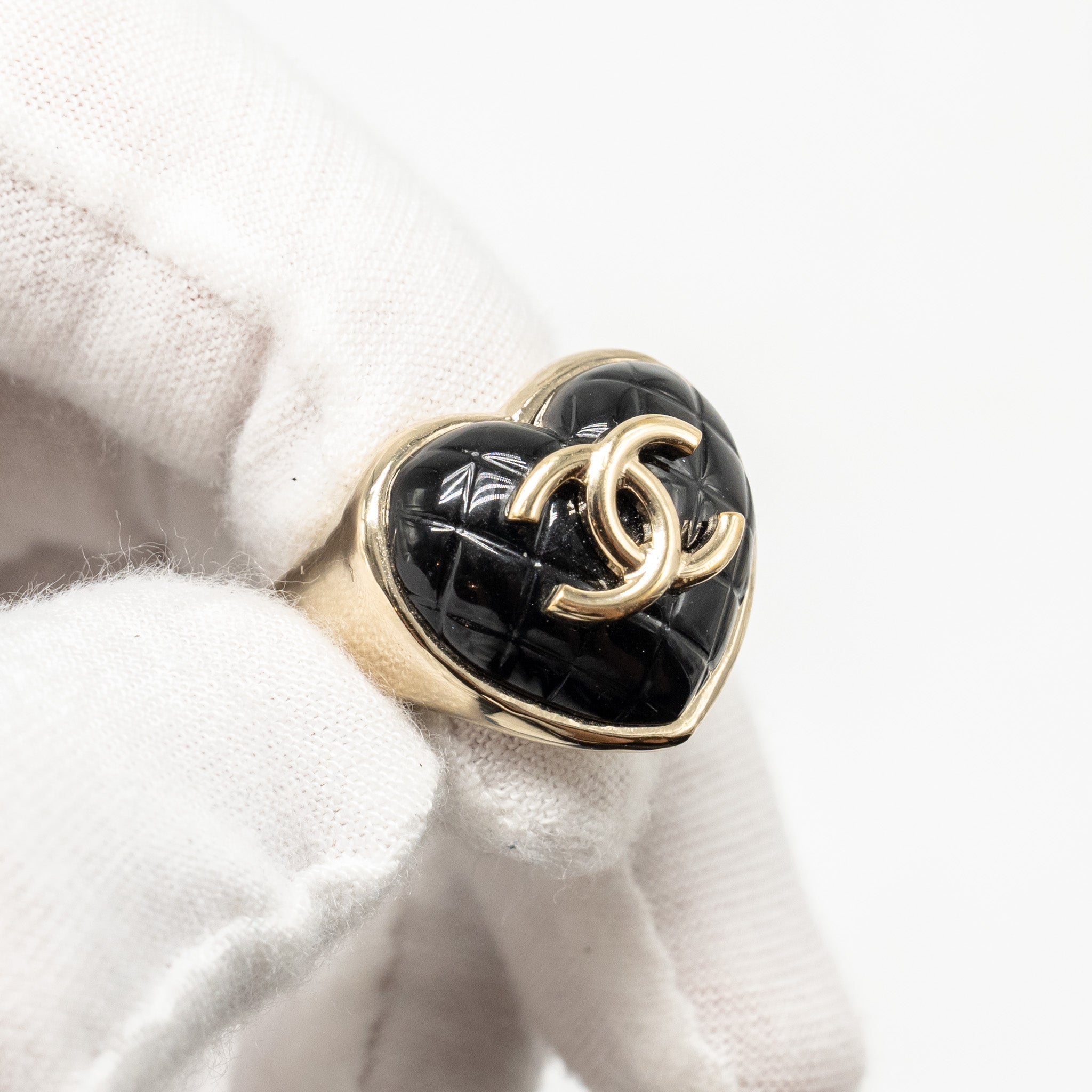 CHANEL 22K CC HEART RING BLACK LIGHT GOLD TONE