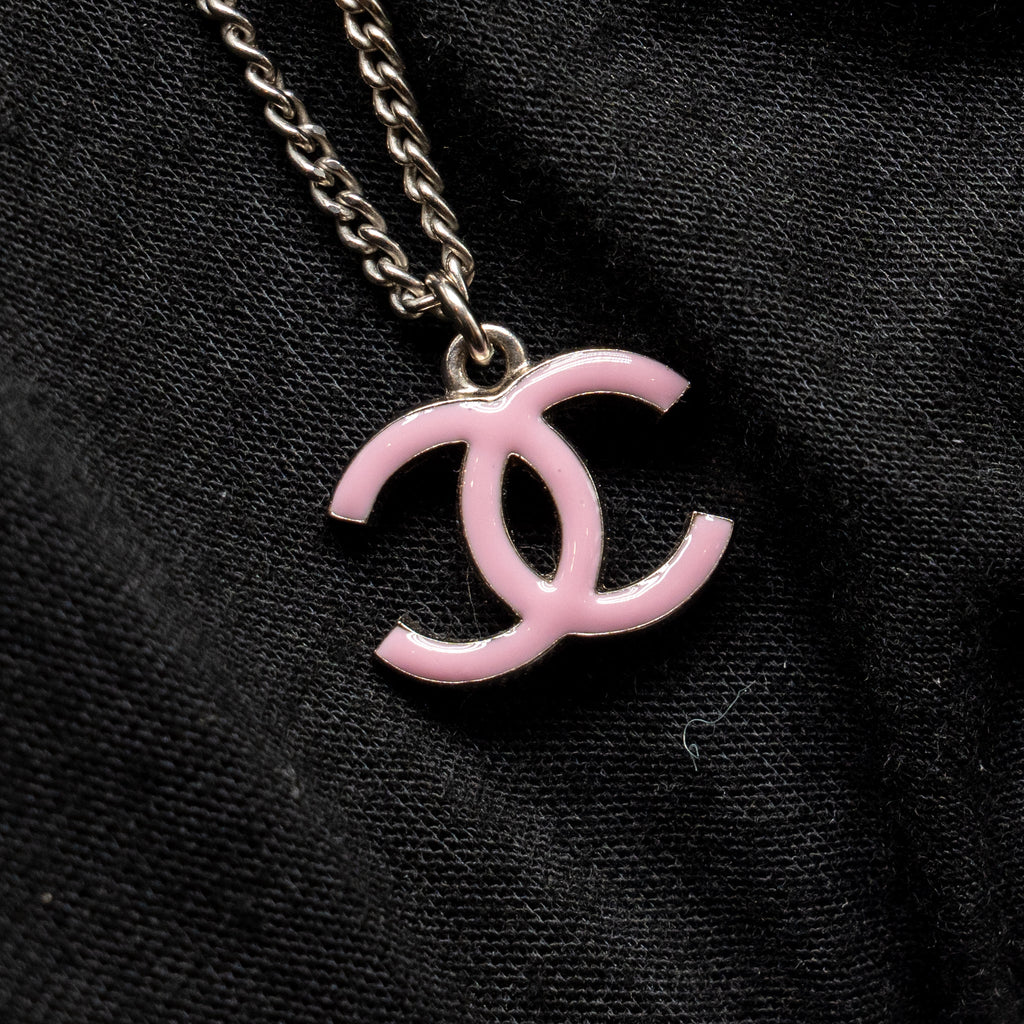 CHANEL CC LOGO NECKLACE PINK / SILVER TONE