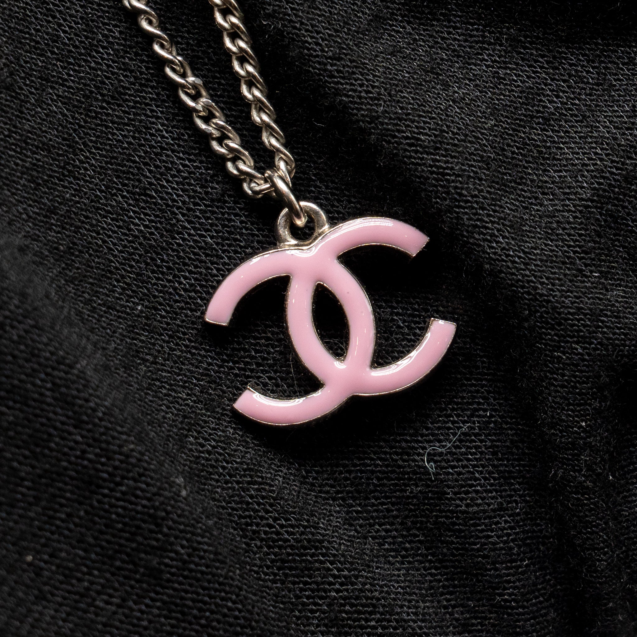 CHANEL CC LOGO NECKLACE PINK / SILVER TONE