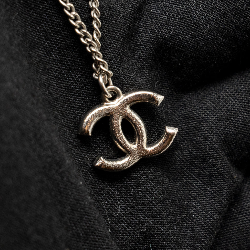 CHANEL CC LOGO NECKLACE PINK / SILVER TONE
