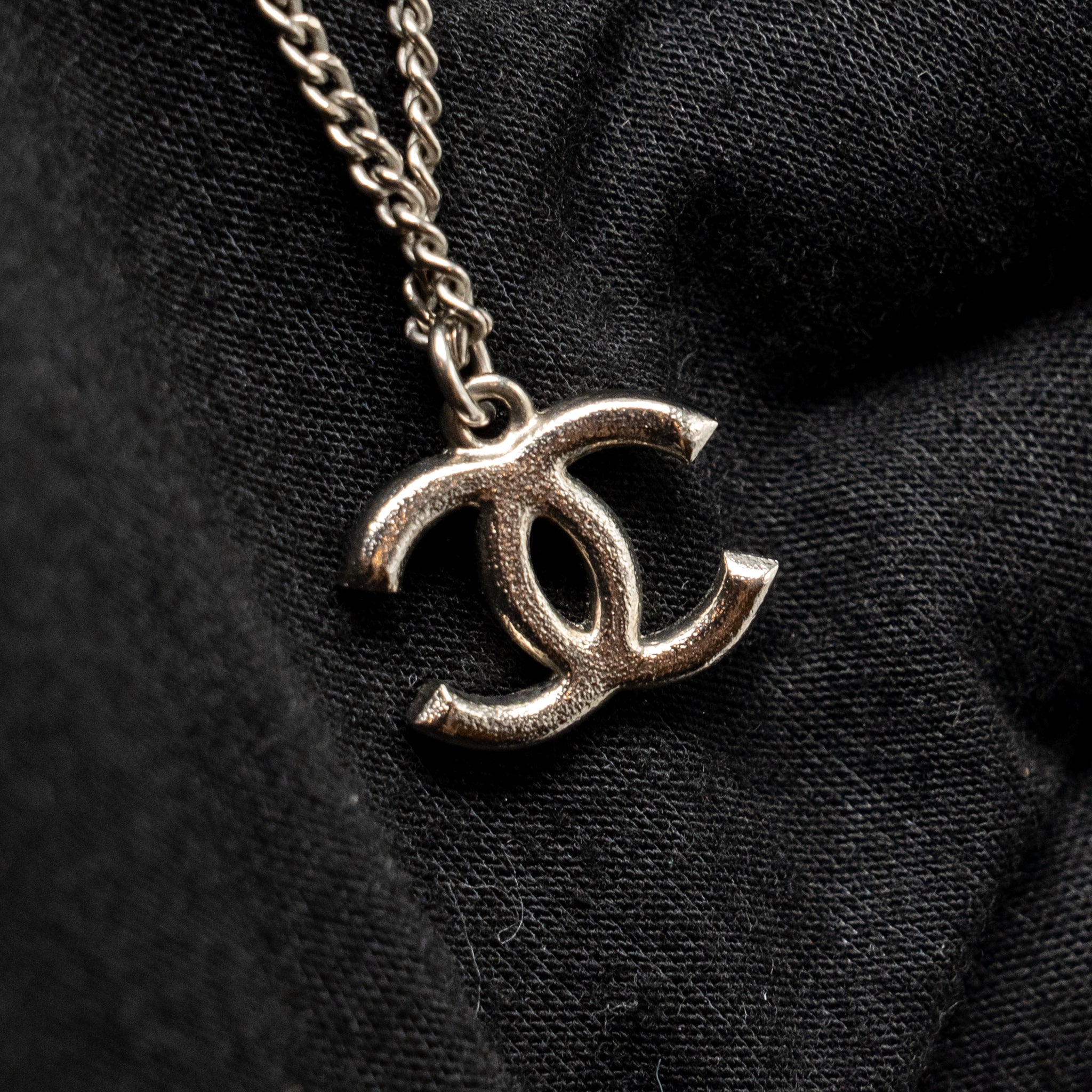 CHANEL CC LOGO NECKLACE PINK / SILVER TONE