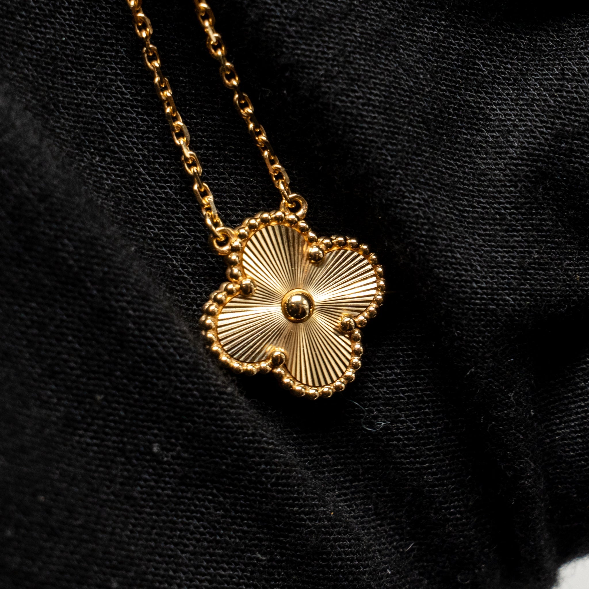 VAN CLEEF AND ARPELS VINTAGE ALHAMBRA PENDANT YELLOW GOLD