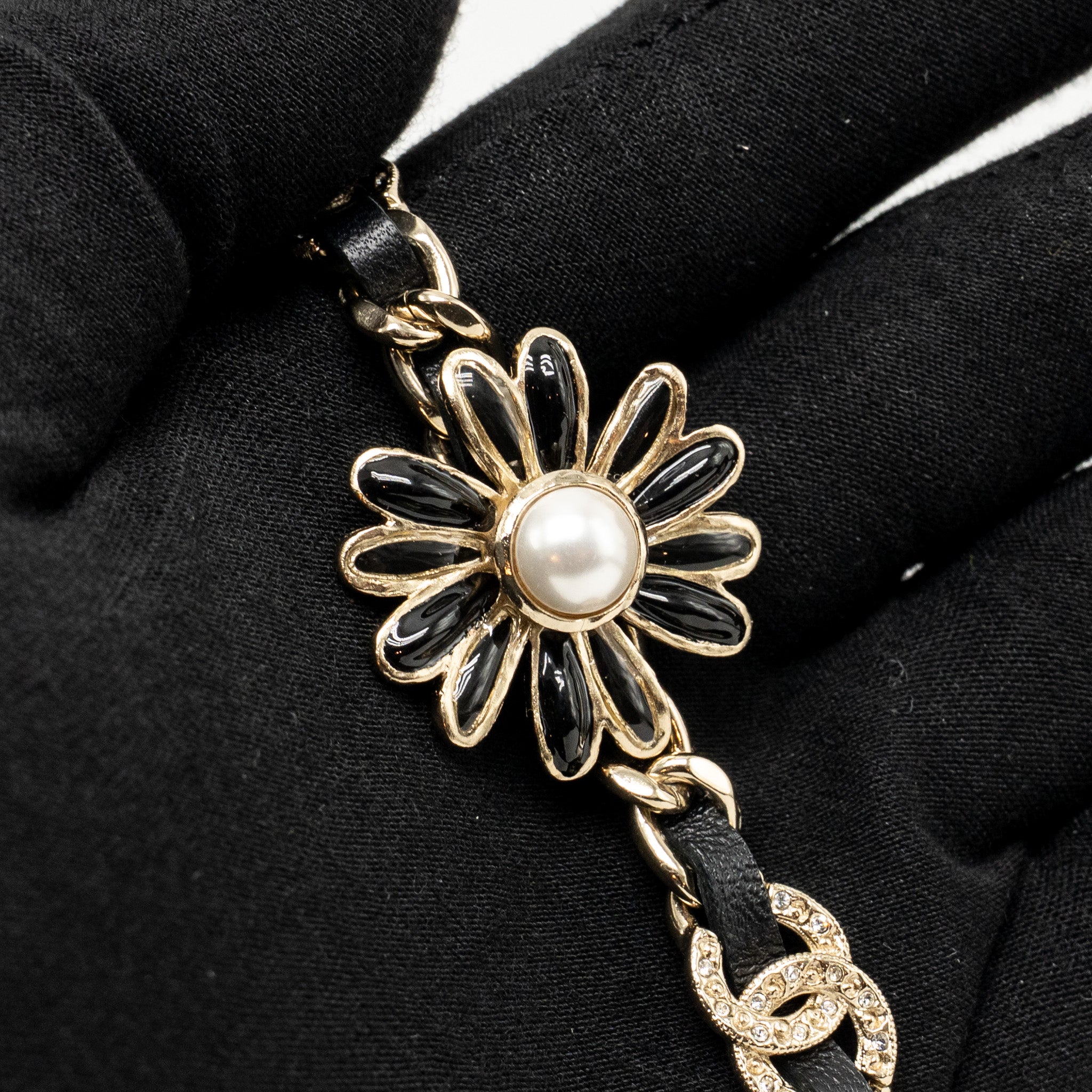 CHANEL FLOWER CHOKER/NECKLACE PEARL/CRYSTAL/LEATHER GOLD TONE