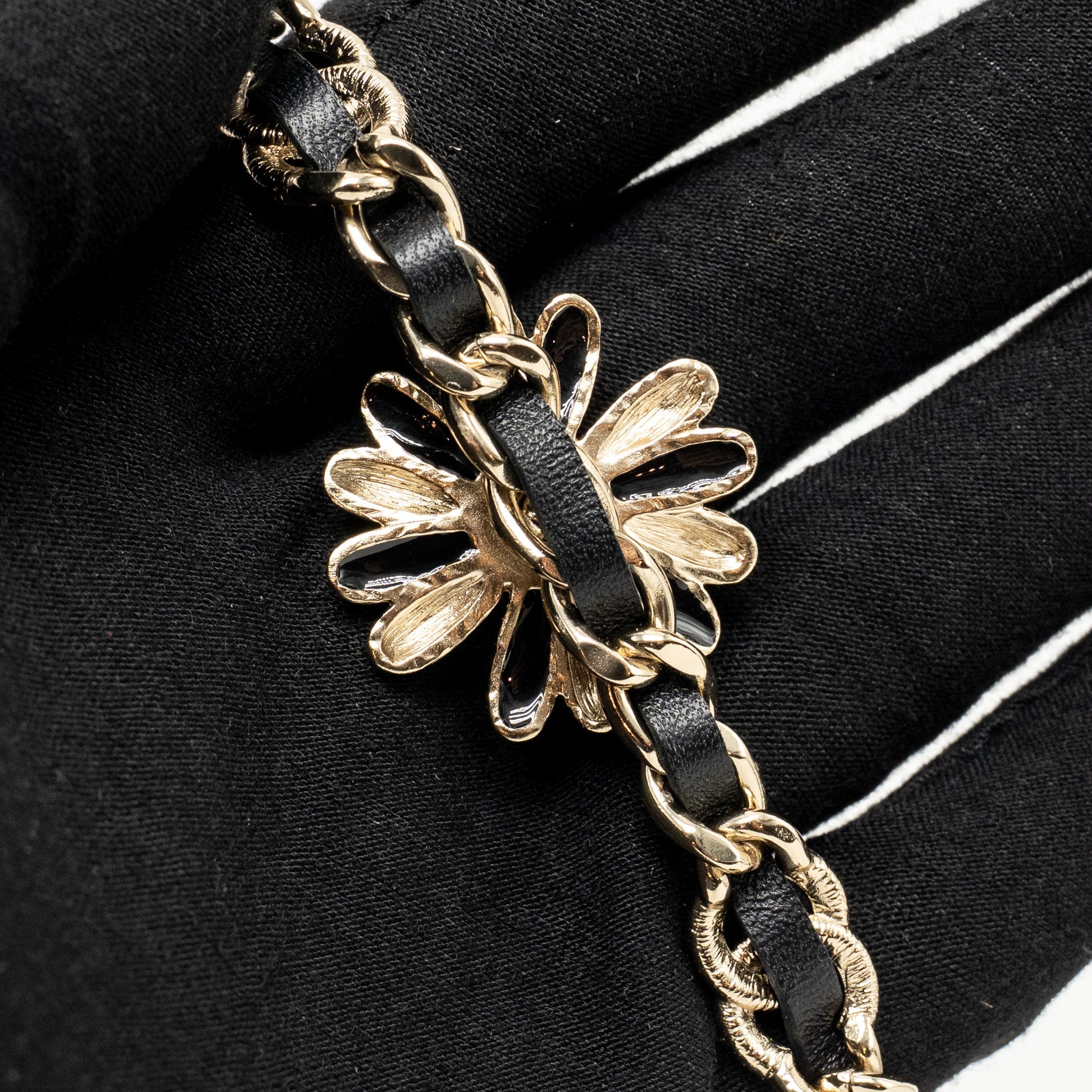 CHANEL FLOWER CHOKER/NECKLACE PEARL/CRYSTAL/LEATHER GOLD TONE