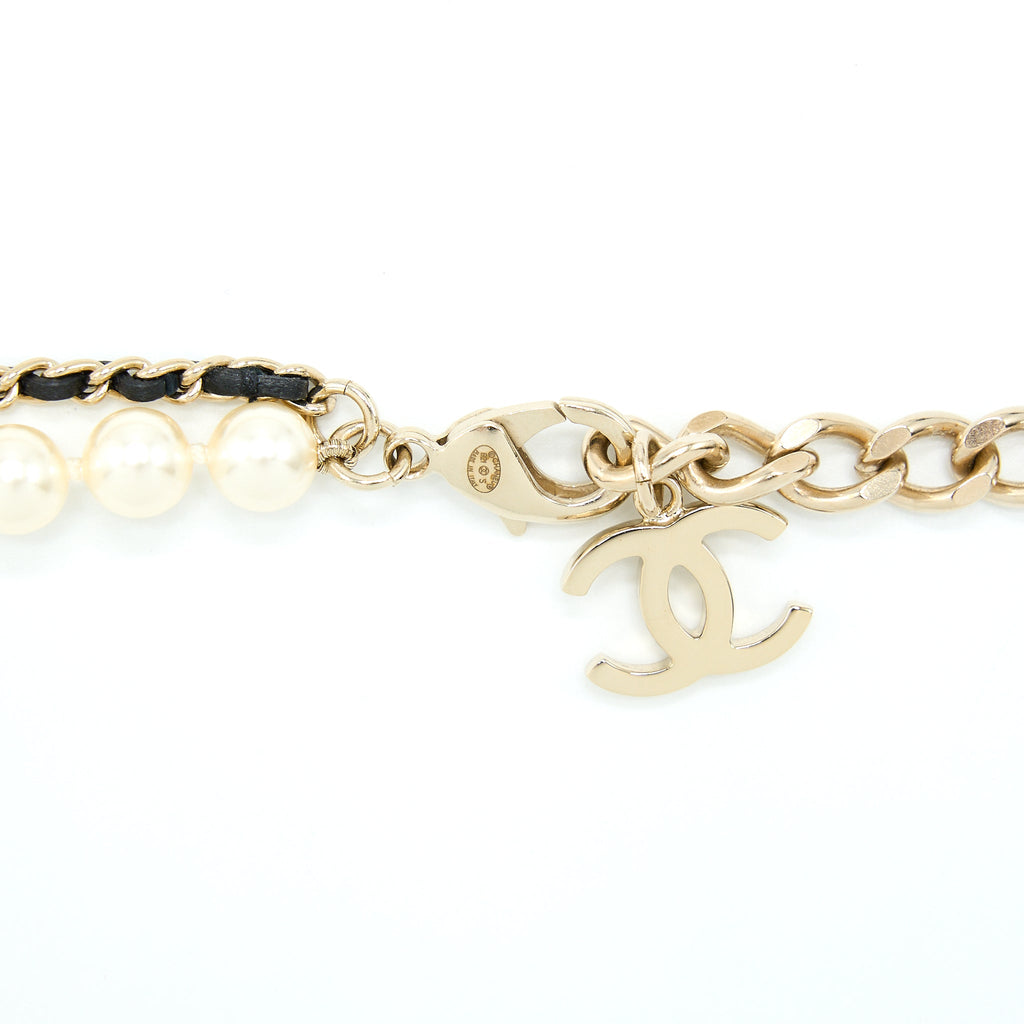 CHANEL PEARL AND BAG CHARM CHOKER LIGHT GOLD TONE
