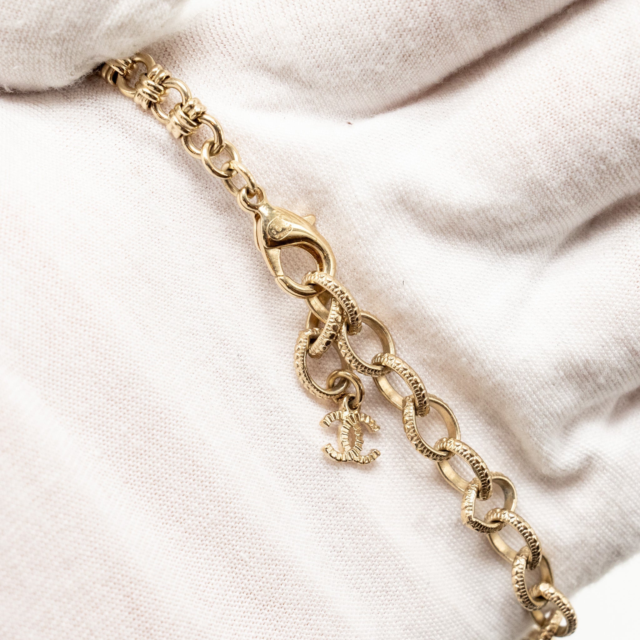CHANEL CC LOGO PEARL CHOCKER/NECKLACE LIGHT GOLD TONE