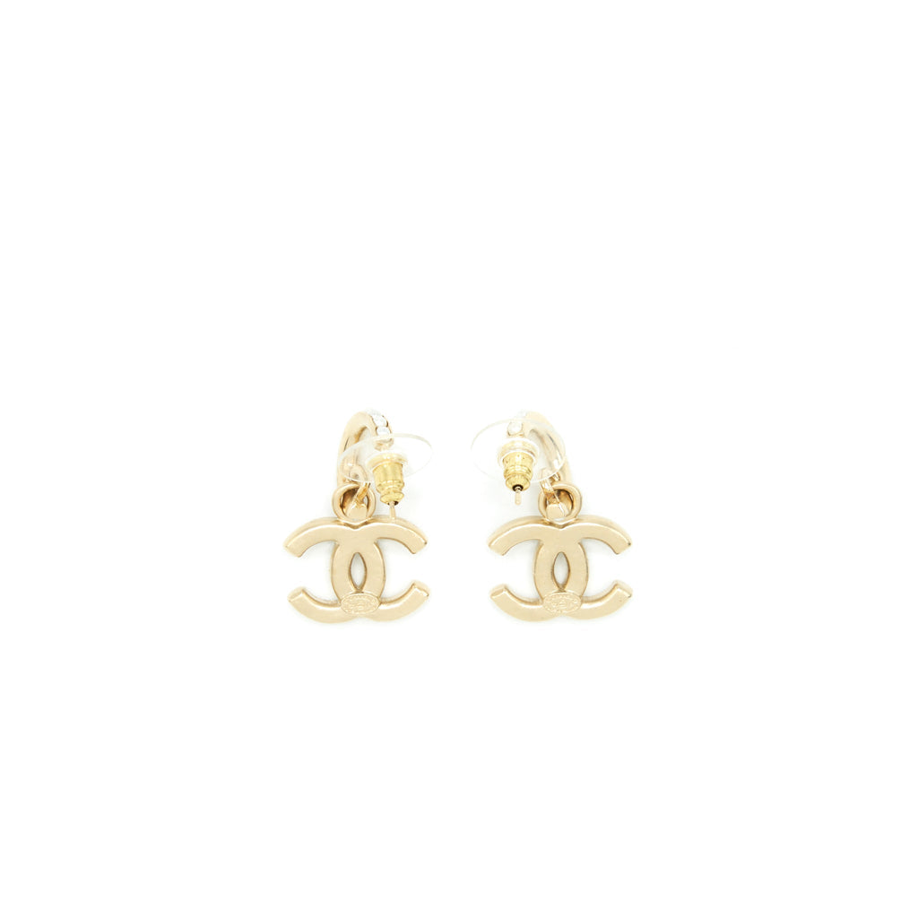 CHANEL CC LOGO WITH PEARL DROP EARRINGS GHW