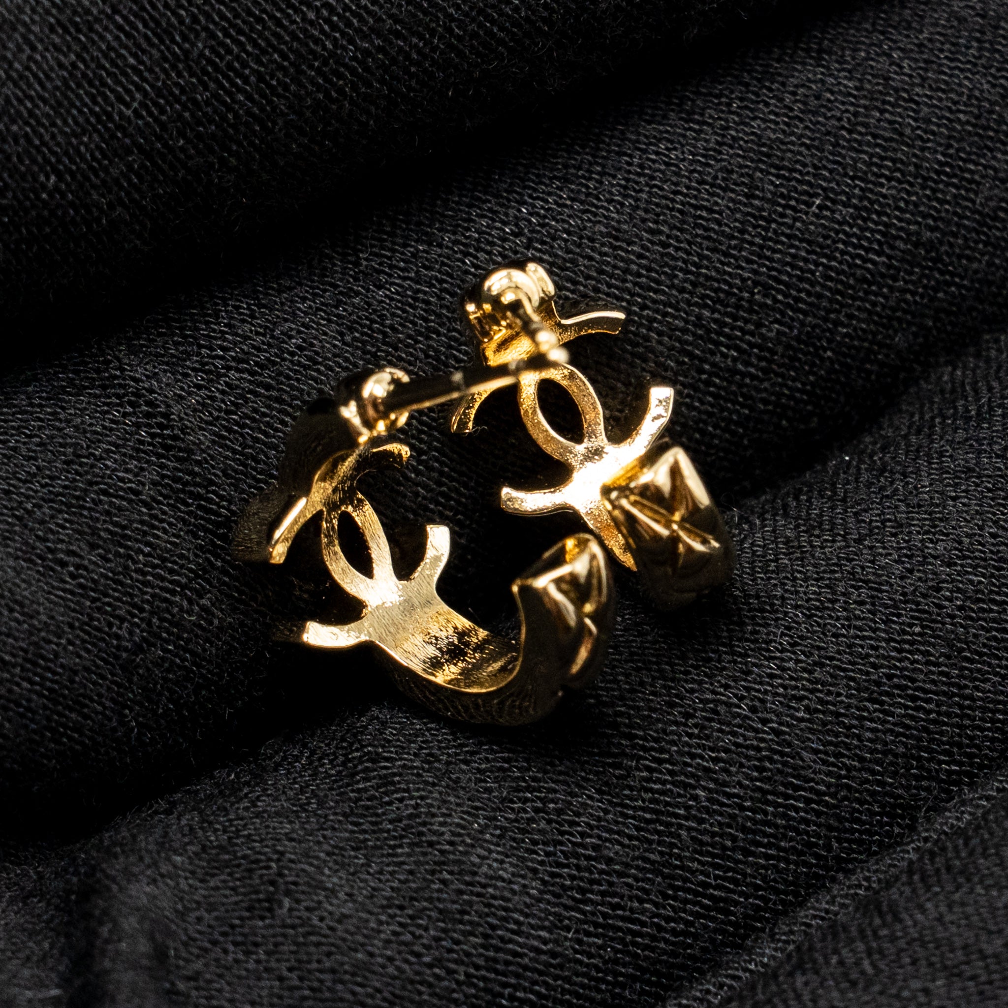 CHANEL 26P MINI HOOP EARRINGS QUILTED CC LOGO GOLD TONE