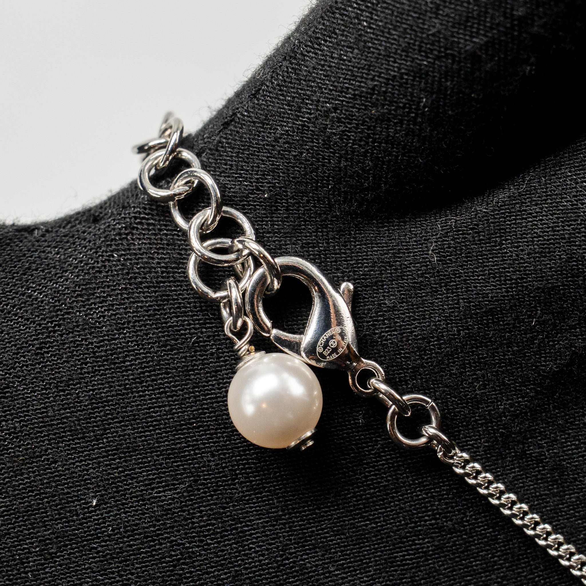 CHANEL CRYSTAL HEART SHAPE/PEARL LONG NECKLACE SILVER TONE