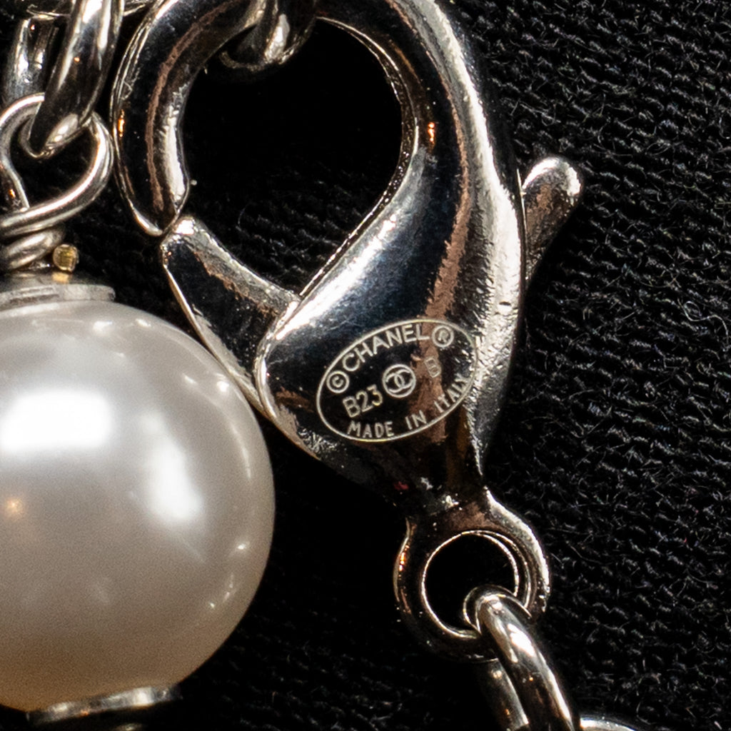 CHANEL CRYSTAL HEART SHAPE/PEARL LONG NECKLACE SILVER TONE