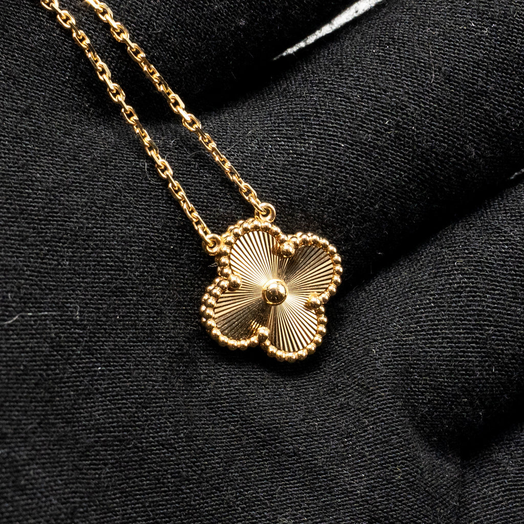 VAN CLEEF & ARPELS VINTAGE ALHAMBRA PENDANT YELLOW GOLD
