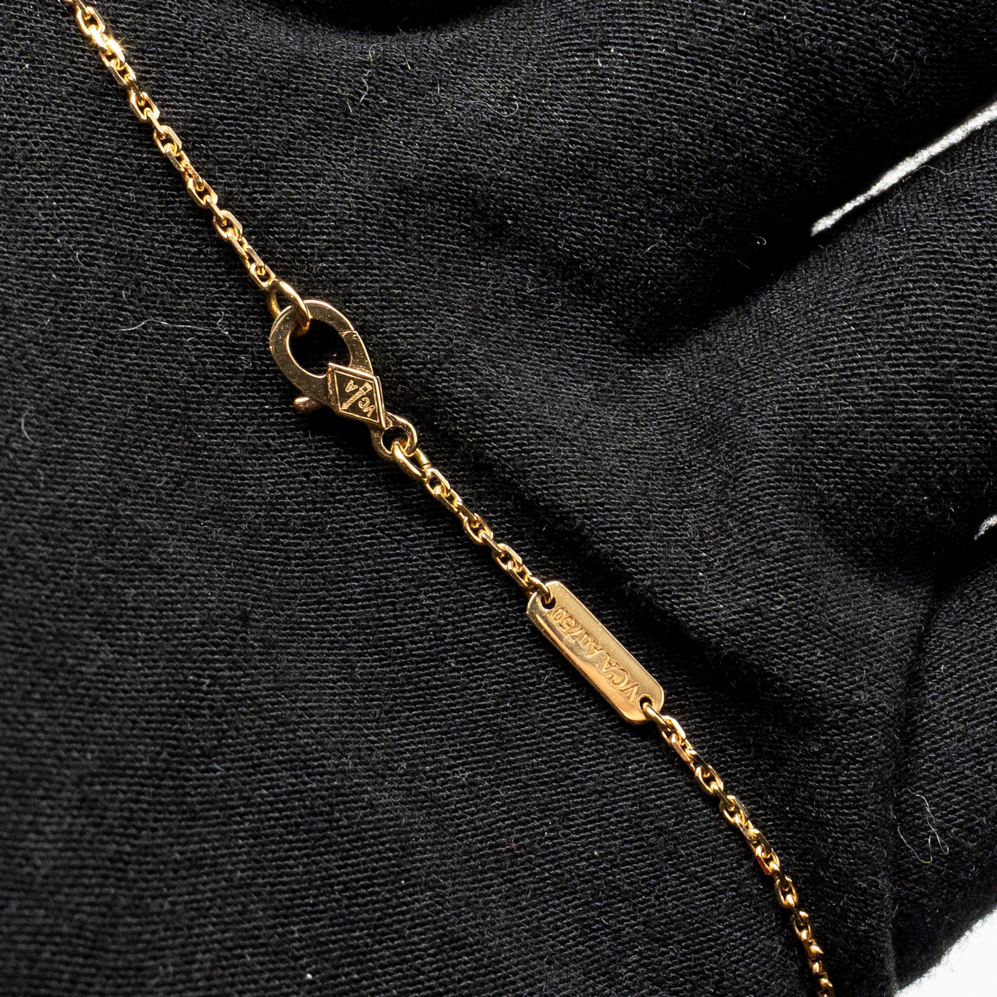 VAN CLEEF & ARPELS VINTAGE ALHAMBRA PENDANT YELLOW GOLD