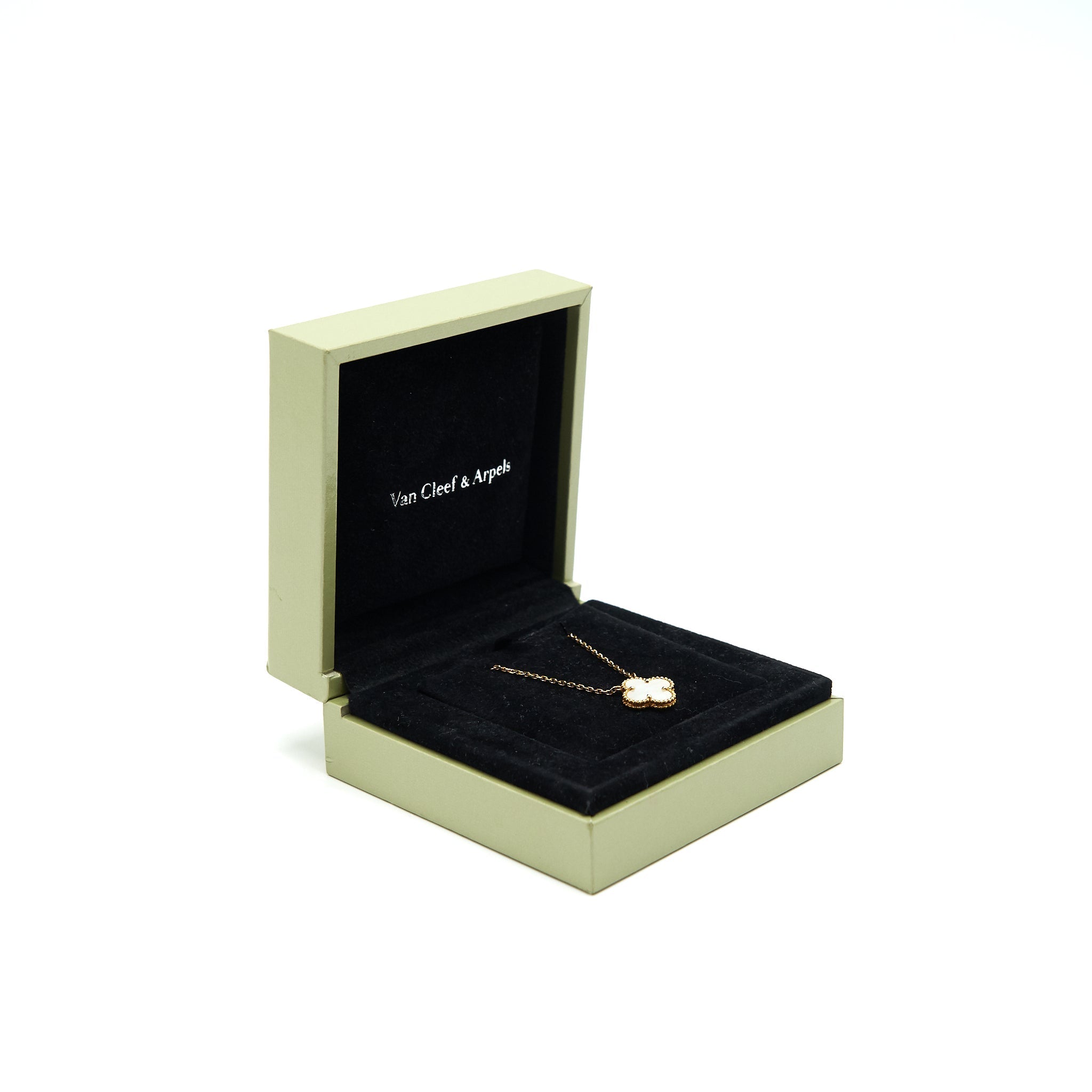 VAN CLEEF & ARPELS VINTAGE ALHAMBRA PENDANT YELLOW GOLD WHITE MOTHER OF PEARL