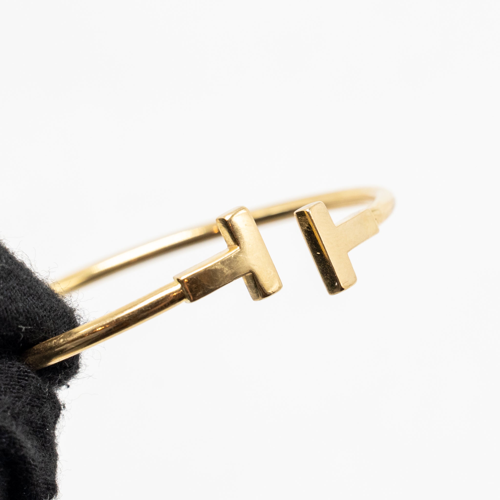 TIFFANY T WIRE BRACELET YELLOW GOLD