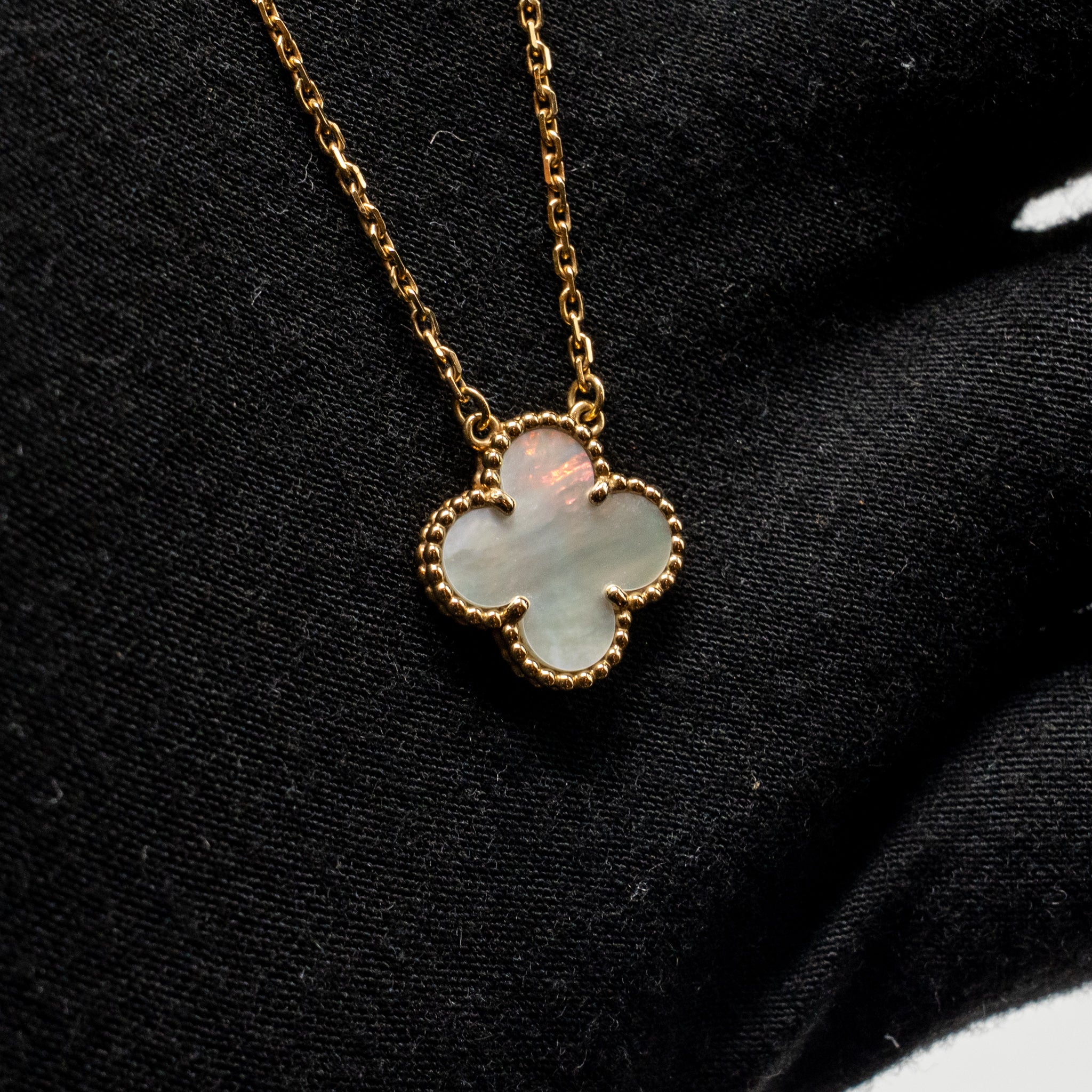 VAN CLEEF & ARPELS VINTAGE ALHAMBRA PENDANT YELLOW GOLD, MOTHER-OF-PEARL