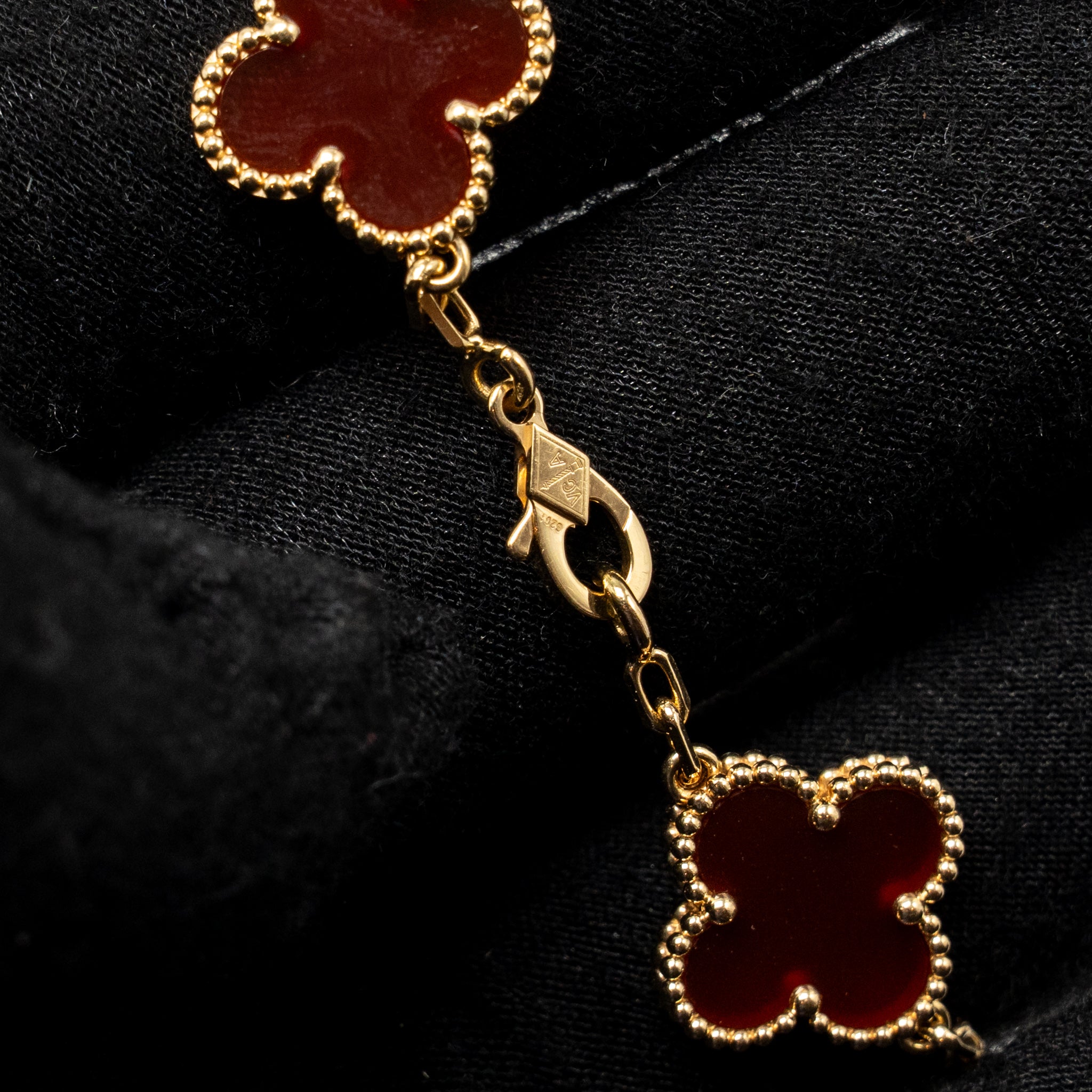 VAN CLEEF & ARPELS VINTAGE ALHAMBRA BRACLET, 5 MOTIFS YELLOW GOLD/CARNELIAN
