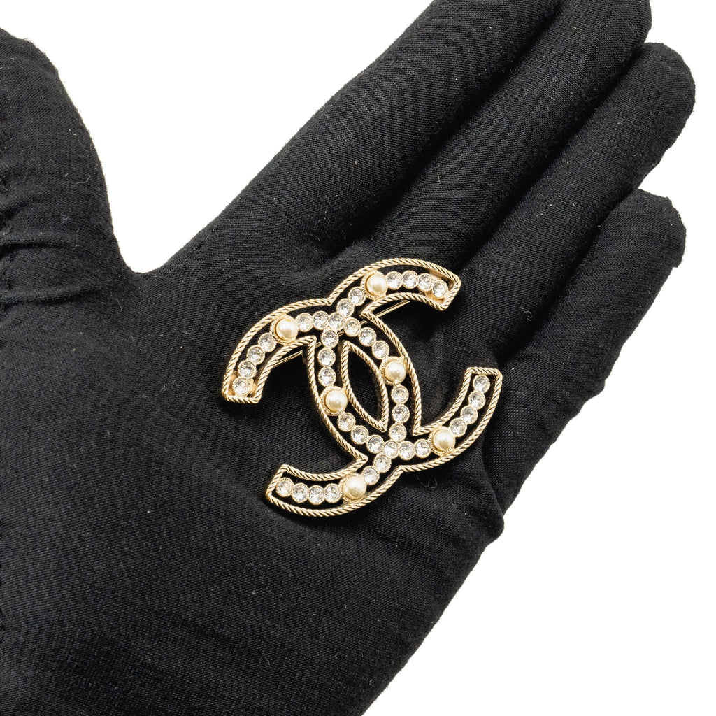 CHANEL PEARL & CRYSTAL CC LOGO BROOCH LIGHT GOLD TONE