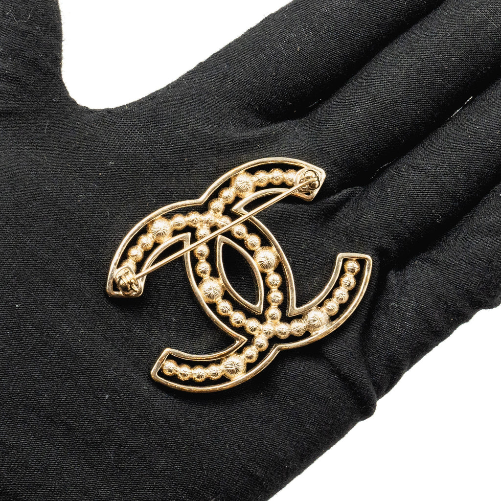 CHANEL PEARL & CRYSTAL CC LOGO BROOCH LIGHT GOLD TONE