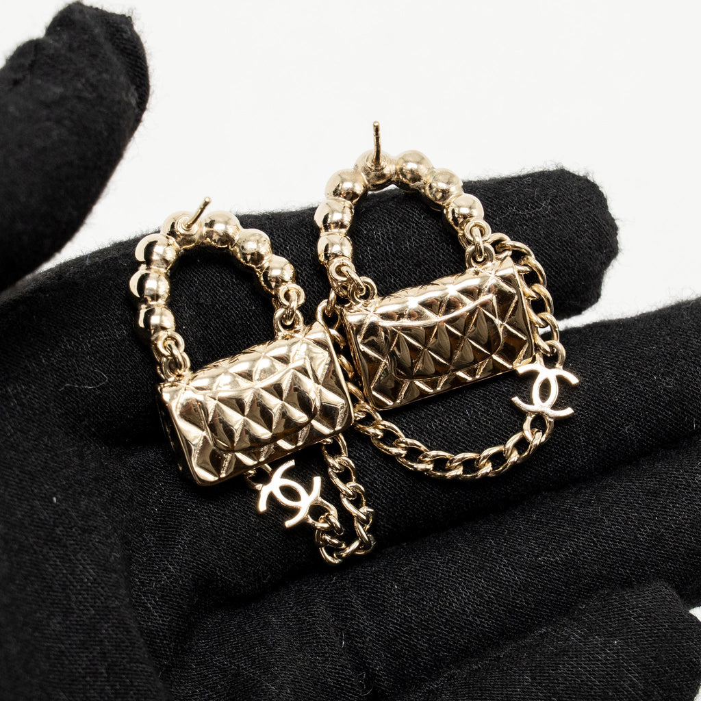 CHANEL CLASSIC FLAP BAG WITH CC CHAIN DROP EARRINGS PEARL LIGHT GOLD TONE