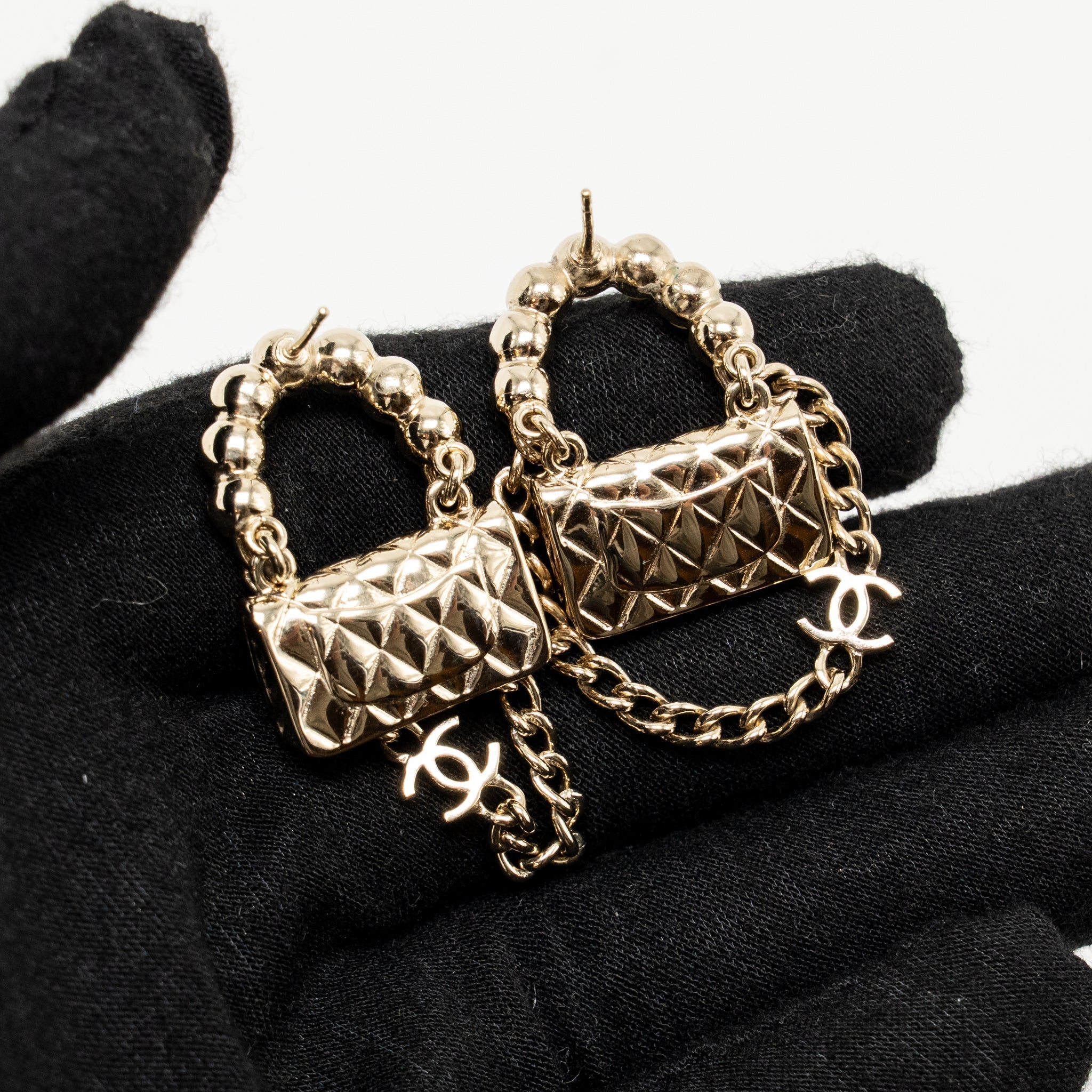 CHANEL CLASSIC FLAP BAG WITH CC CHAIN DROP EARRINGS PEARL LIGHT GOLD TONE
