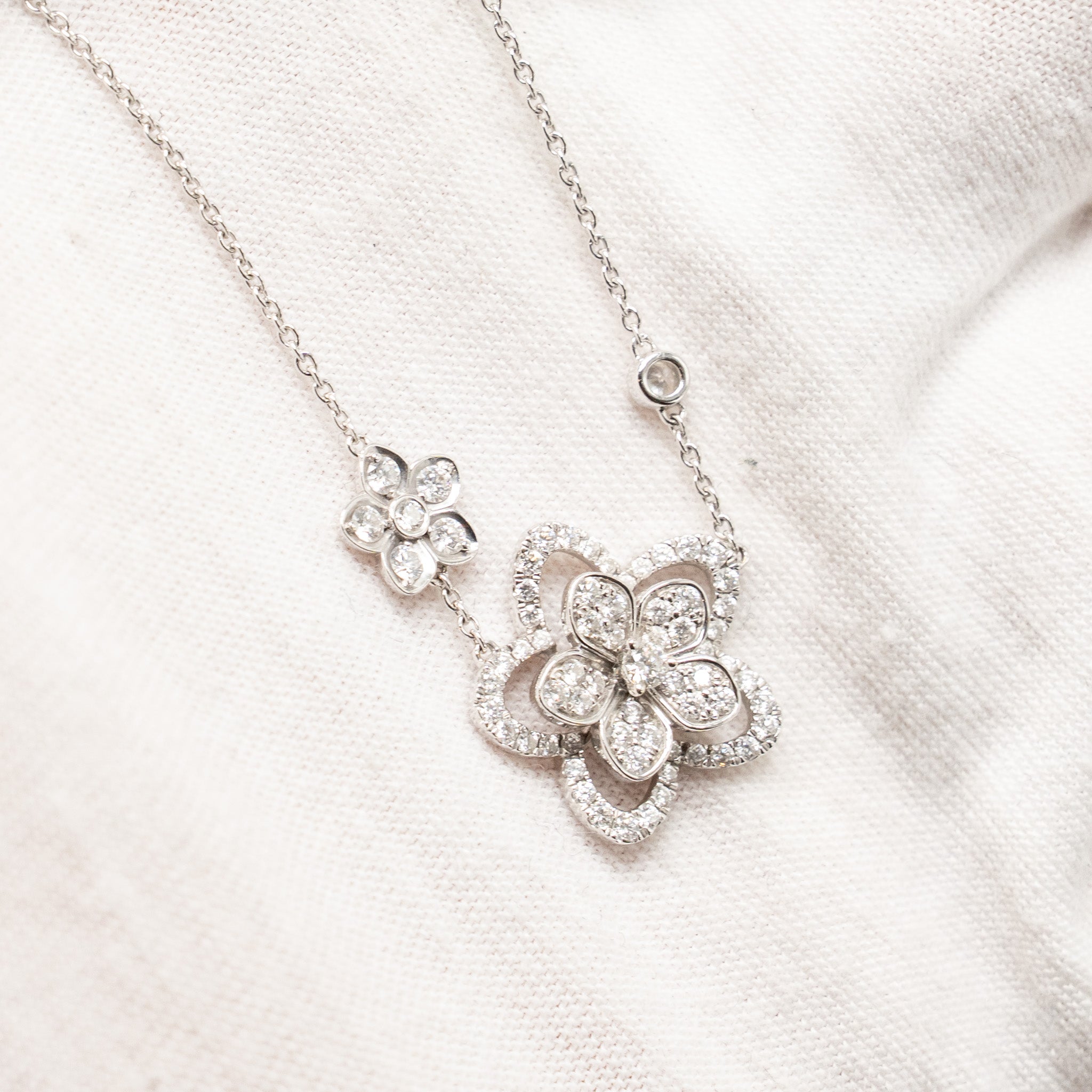 GRAFF WILD FLOWER DOUBLE DIAMOND PENDANT WHITE GOLD, DIAMONDS