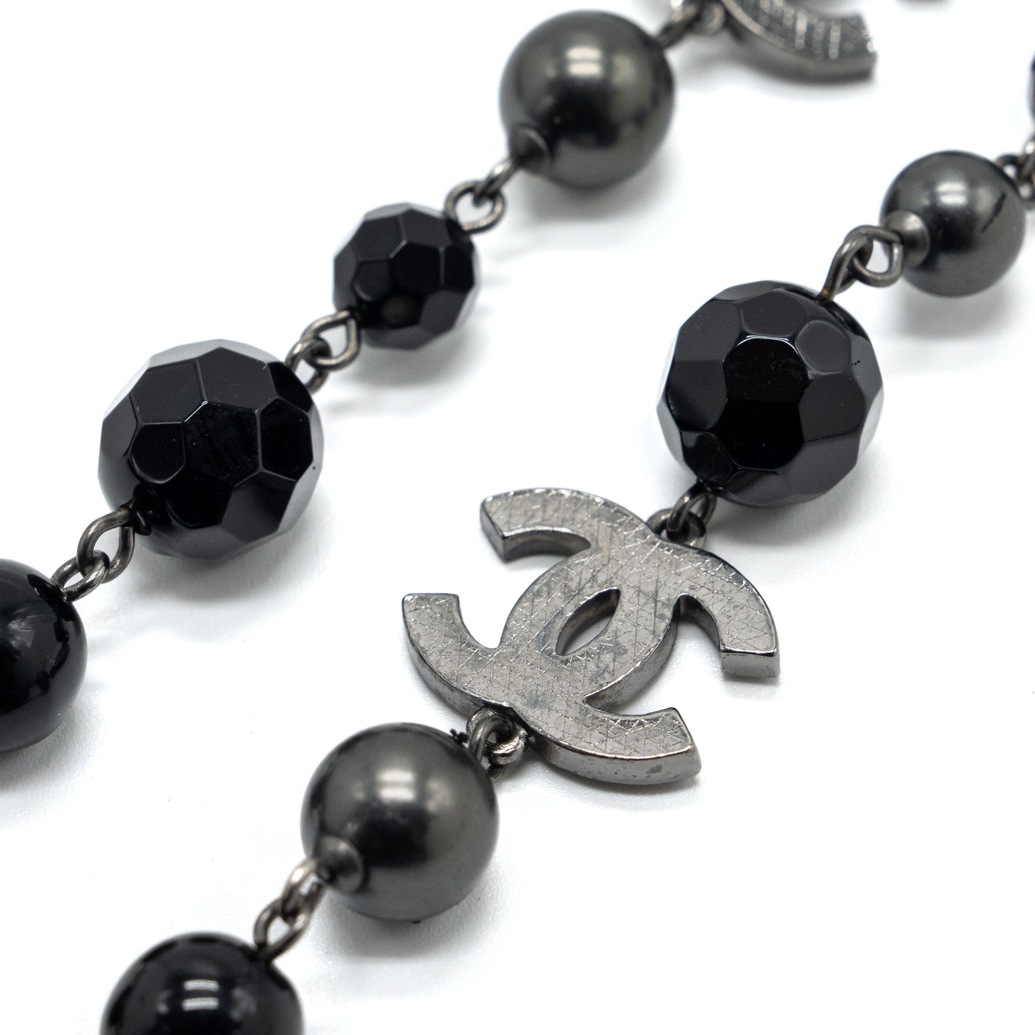 CHANEL CC LOGO LONG NECKLACE WITH PEARL BLACK/GREY