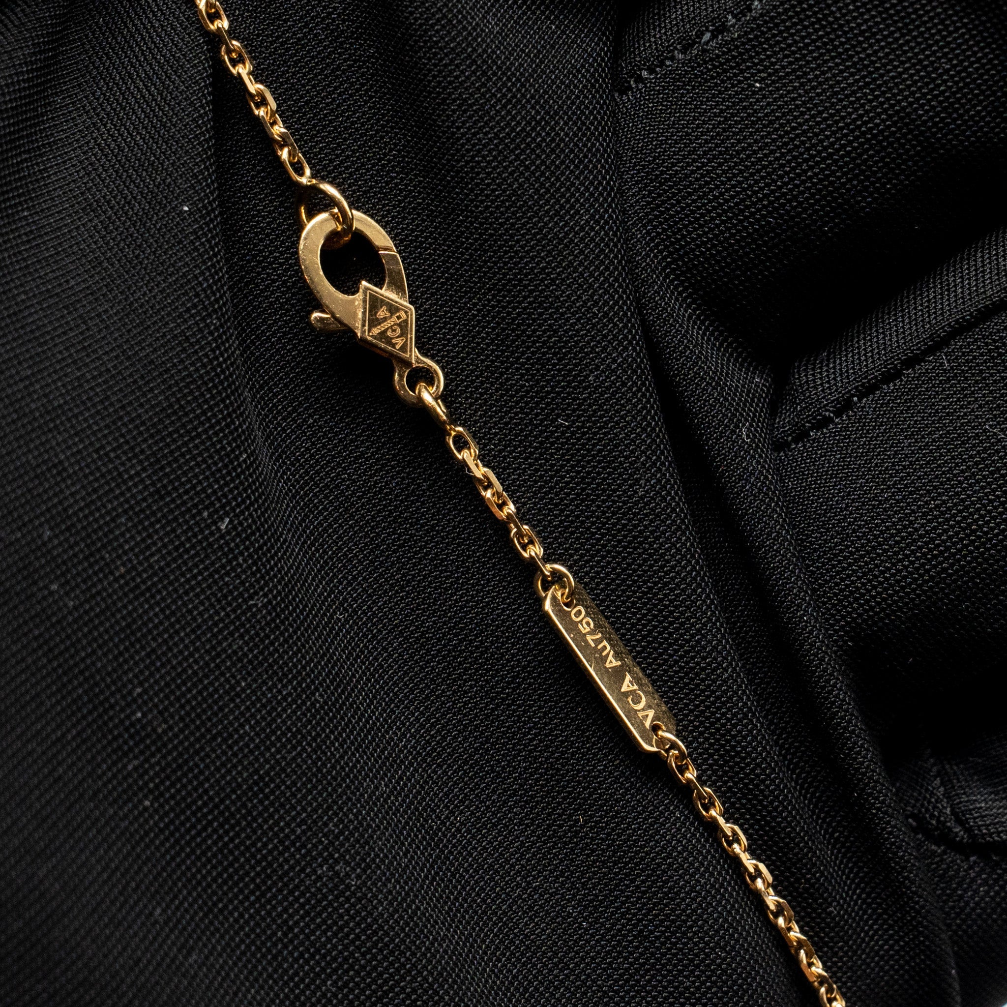 VAN CLEEF & ARPELS VINTAGE ALHAMBRA PENDANT YELLOW GOLD, ONYX