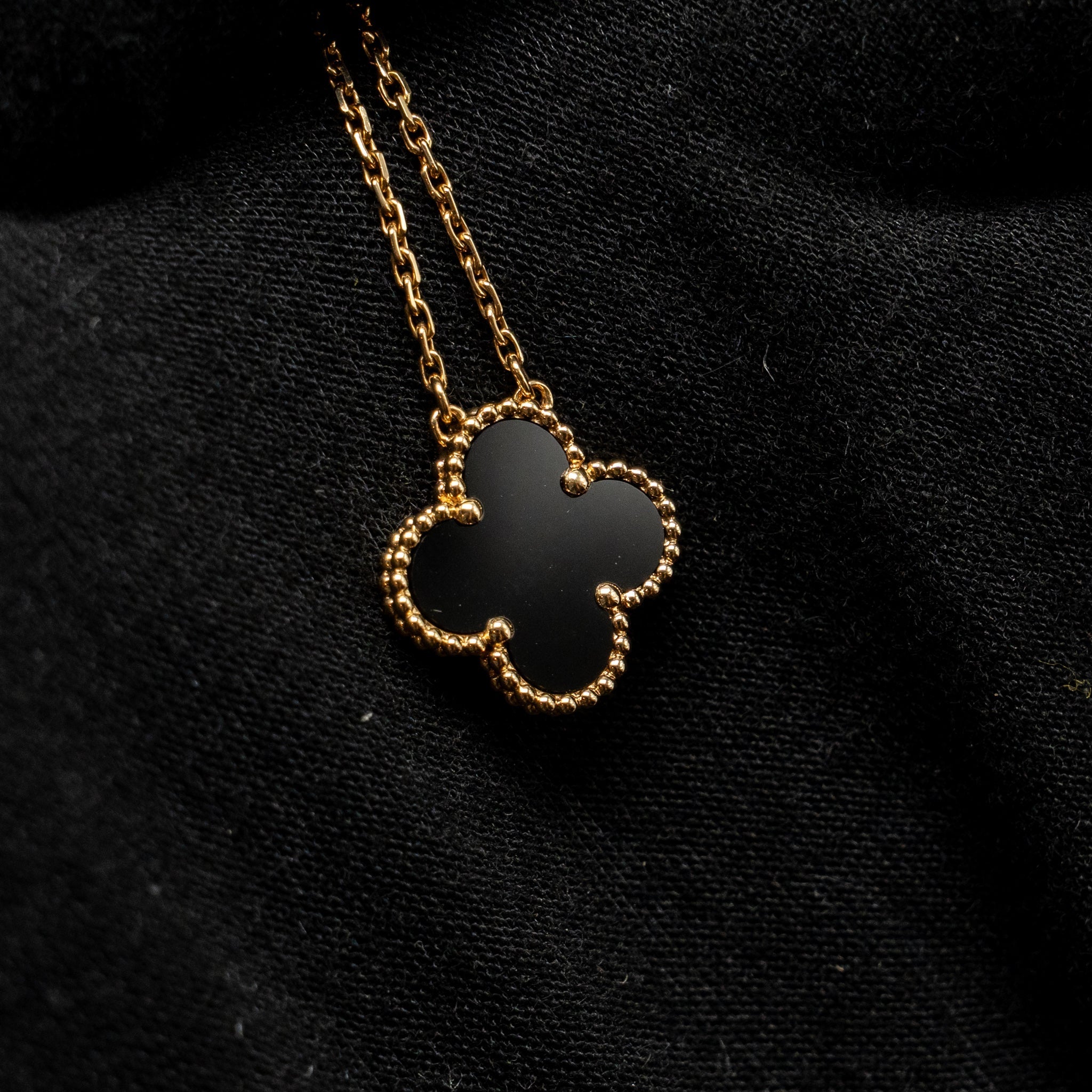 VAN CLEEF &ARPELS ALHAMBRA PENDANT ONYX YELLOW GOLD
