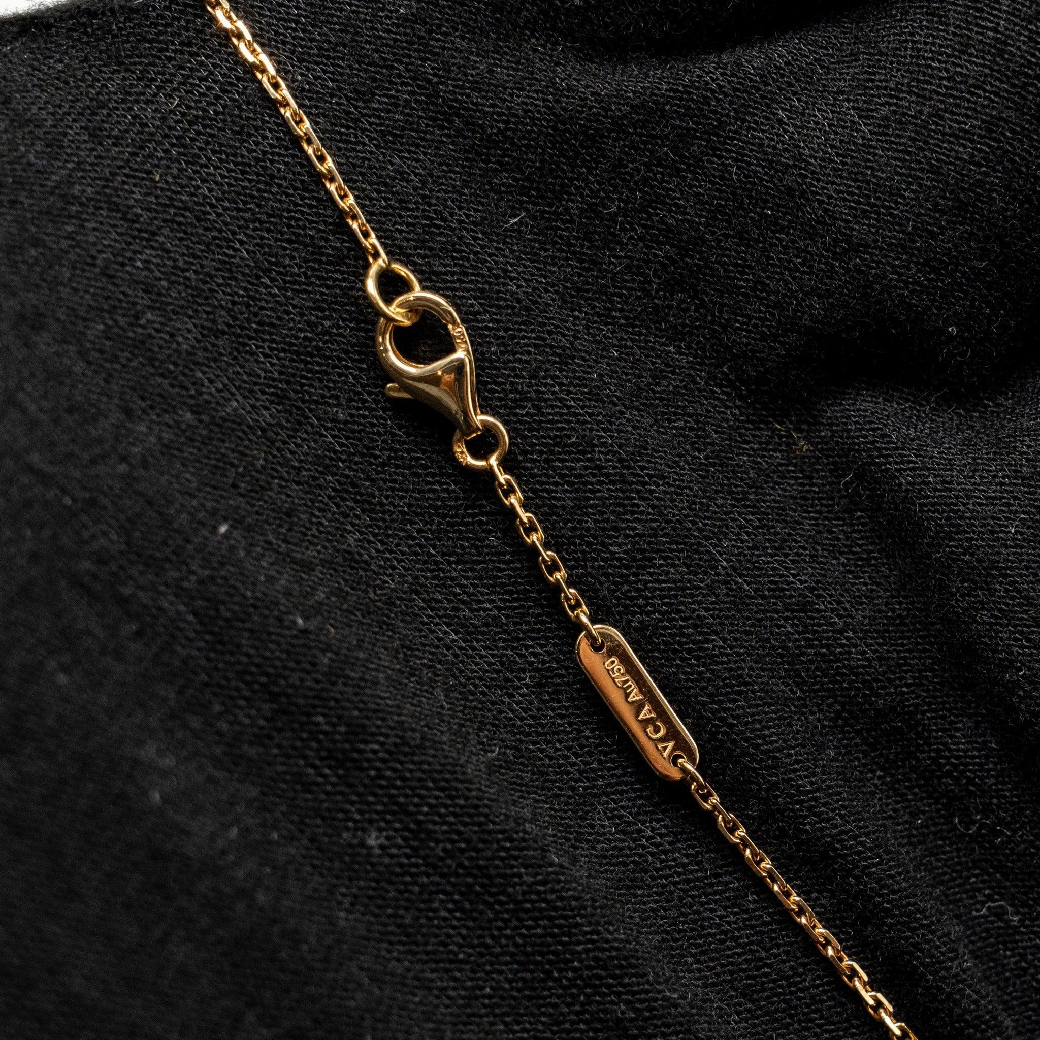 VAN CLEEF &ARPELS ALHAMBRA PENDANT ONYX YELLOW GOLD