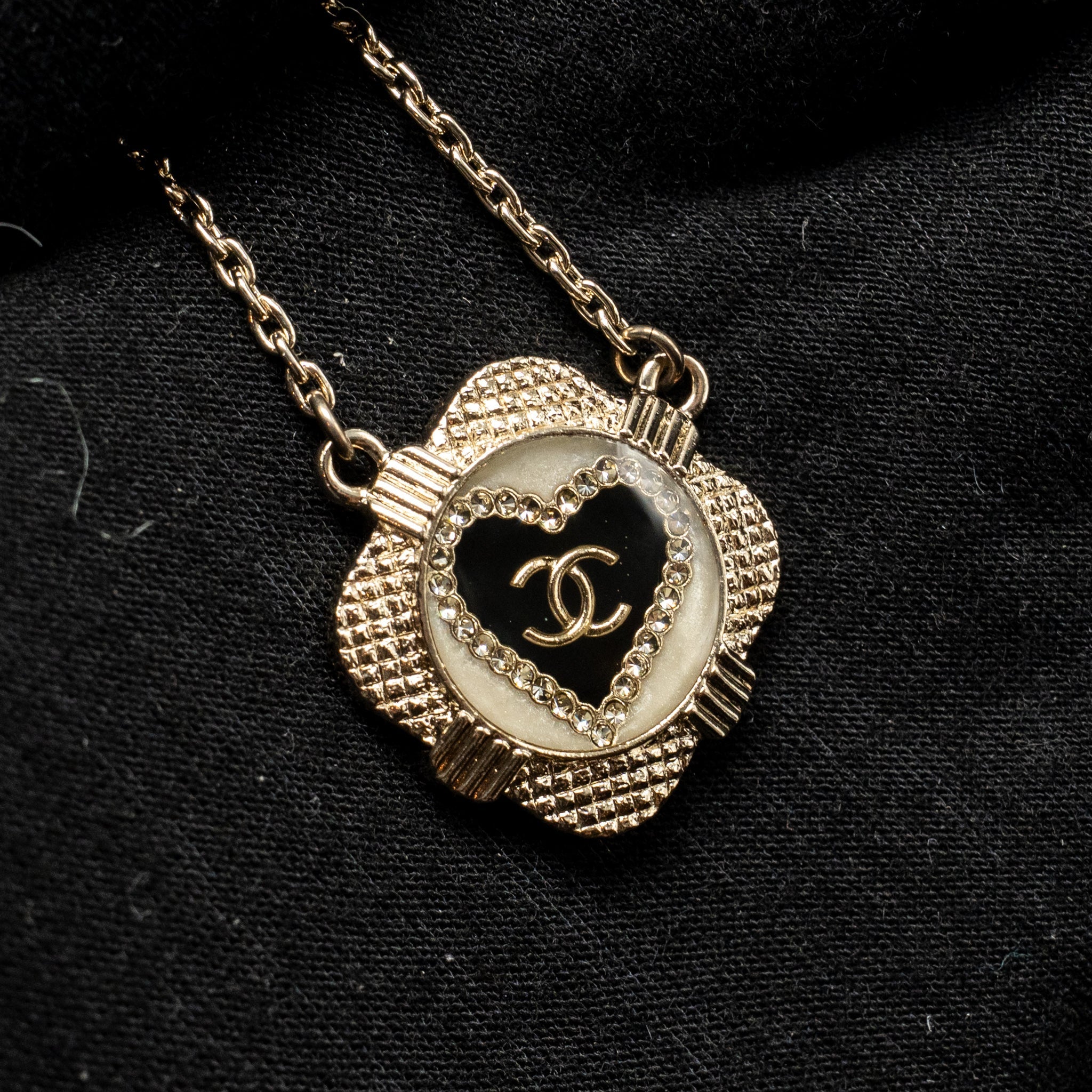 CHANEL 21A CC HEART NECKLACE CRYSTAL BLACK/WHITE LIGHT GOLD TONE