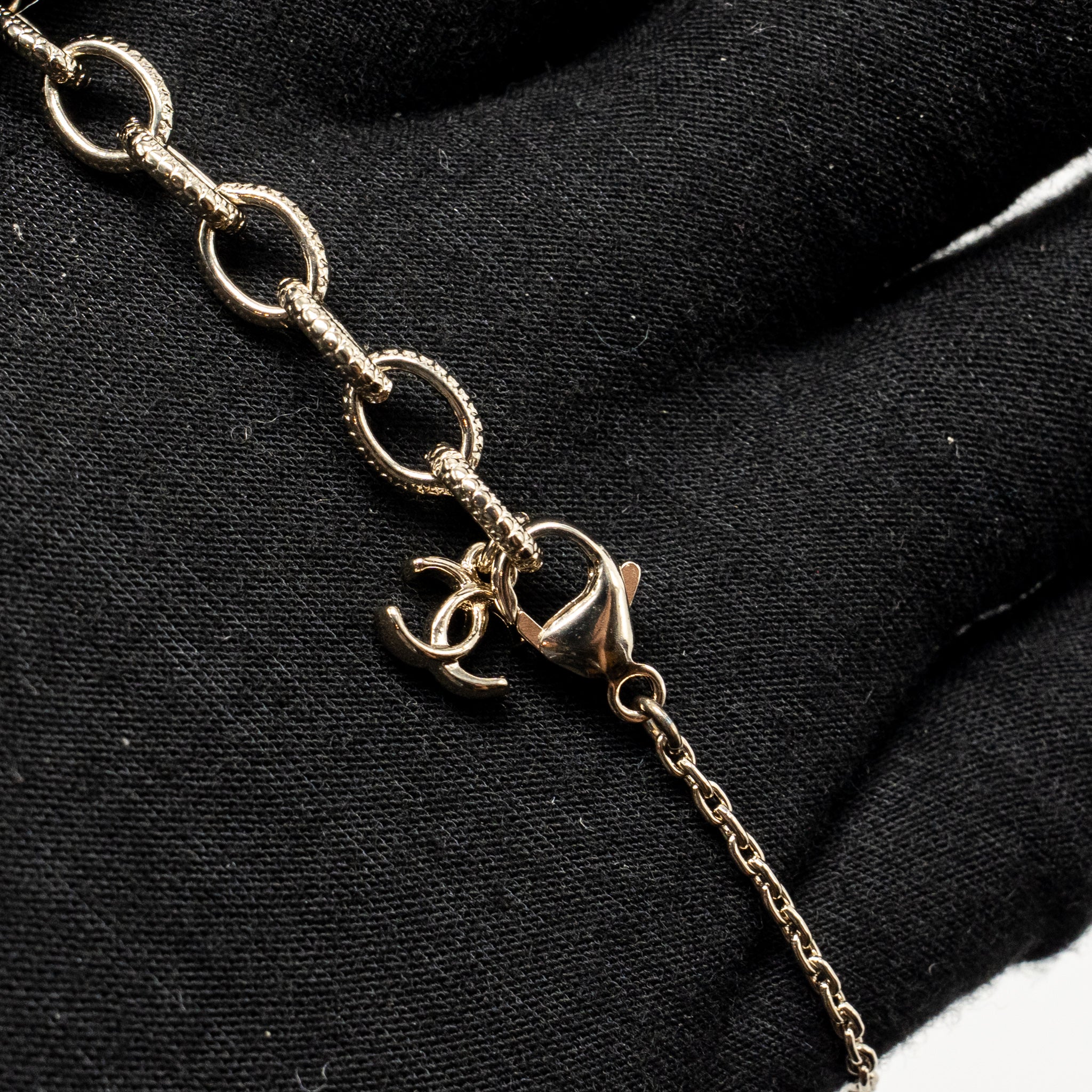CHANEL 21A CC HEART NECKLACE CRYSTAL BLACK/WHITE LIGHT GOLD TONE