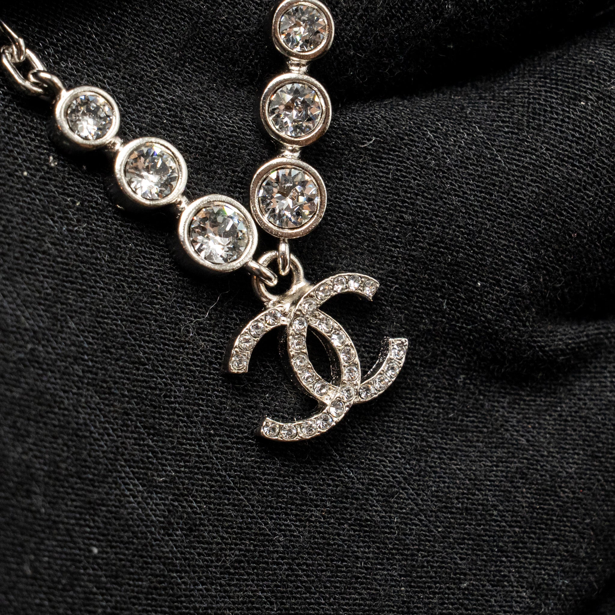CHANEL 21B CC DROP NECKLACE CRYSTAL SILVER TONE