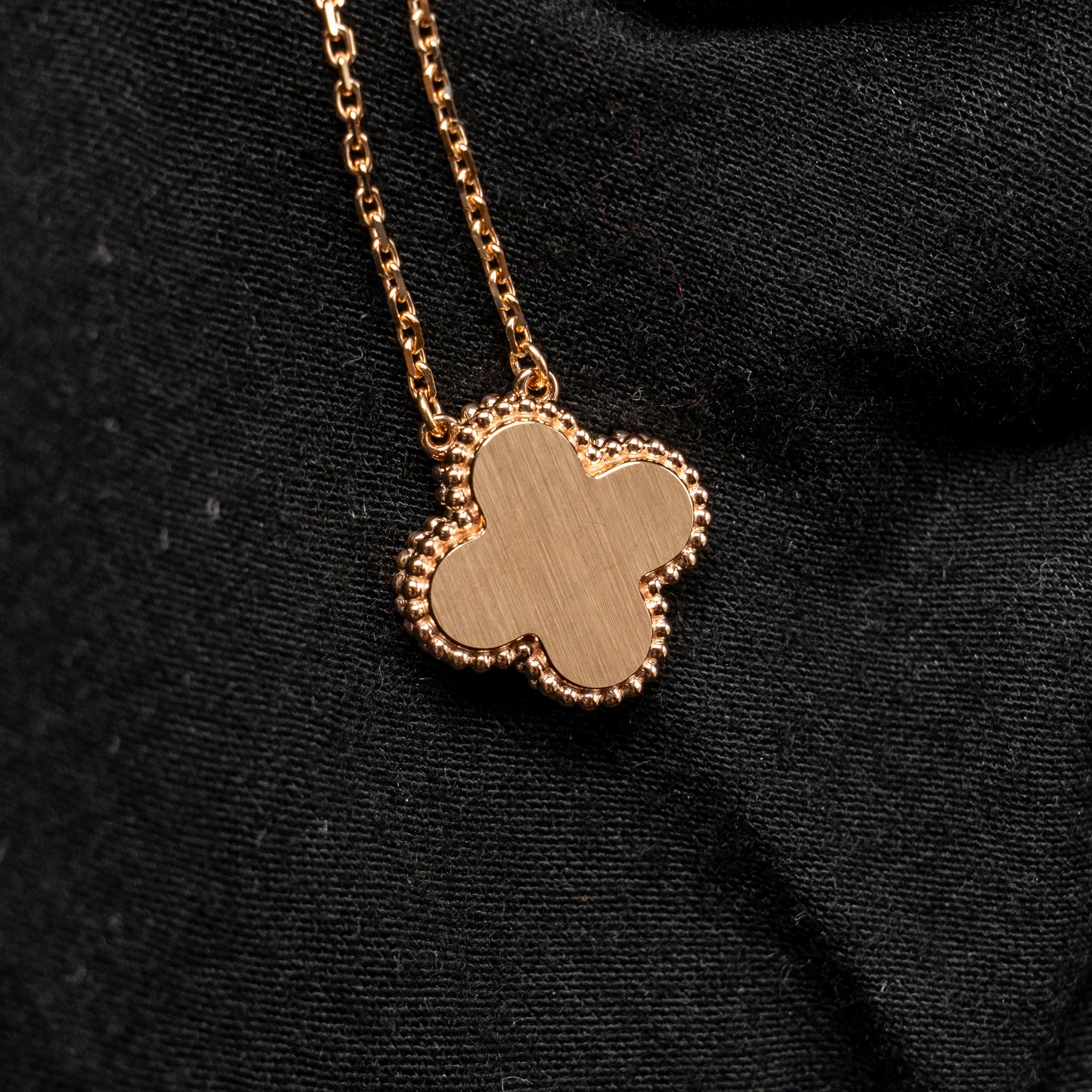 VAN CLEEF AND ARPELS AND ARPELS 2025 HOLIDAY PENDANT PINK MOTHER OF PEARL ROSE GOLD WITH DIAMOND